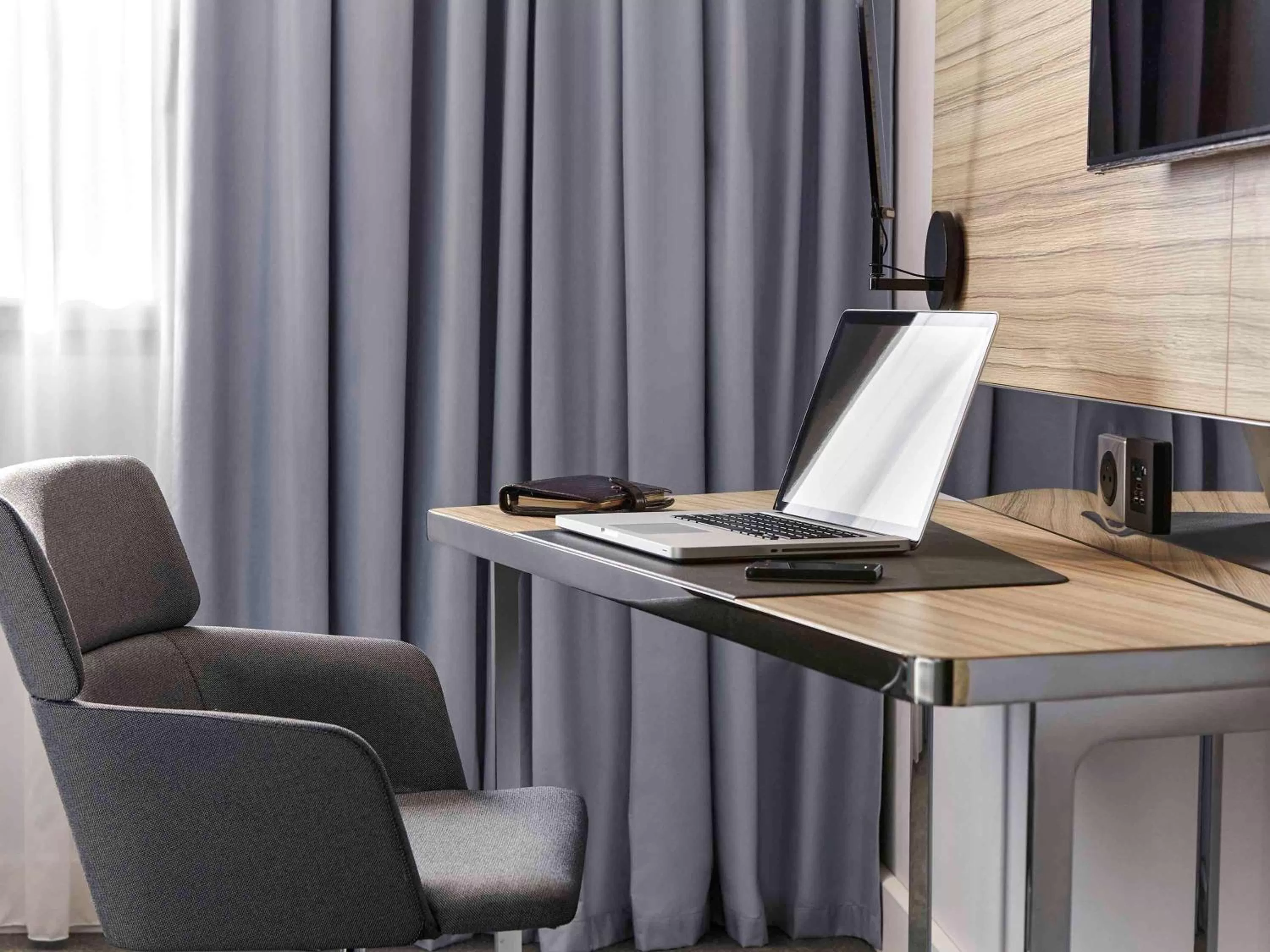 Photo of the whole room in Novotel London Canary Wharf