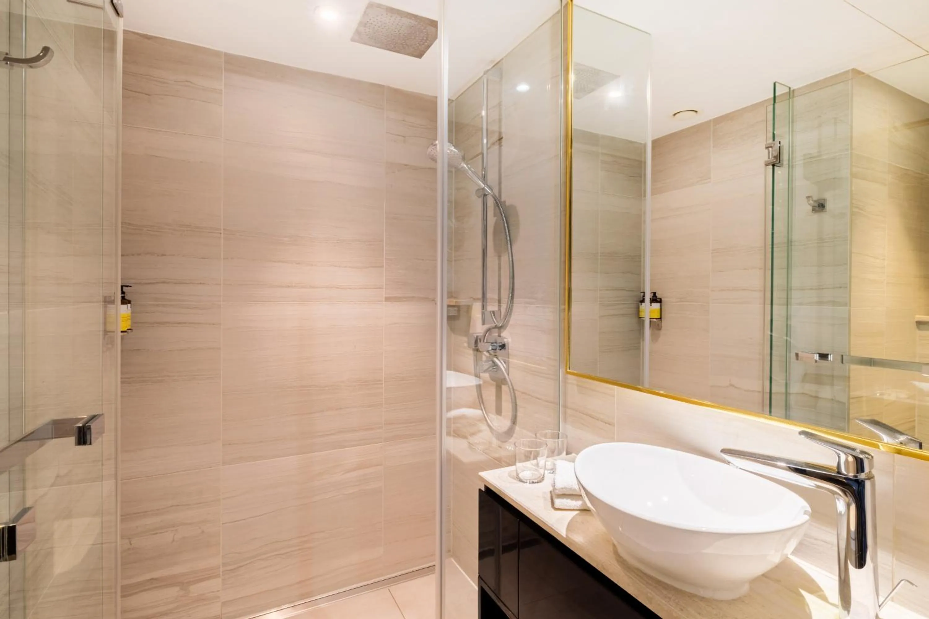 Shower in Hotel Saint London