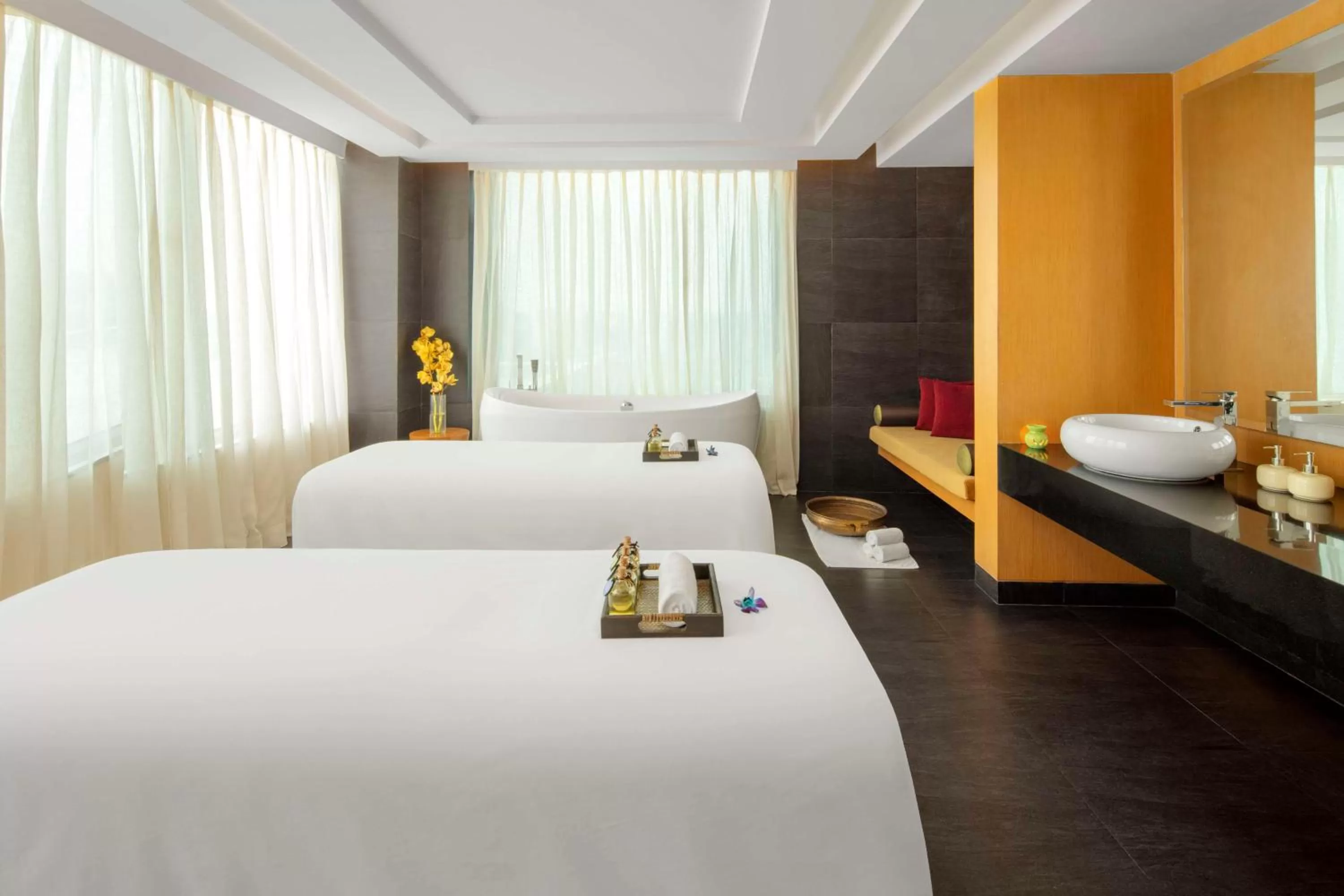 Spa and wellness centre/facilities, Bed in Radisson Blu Faridabad