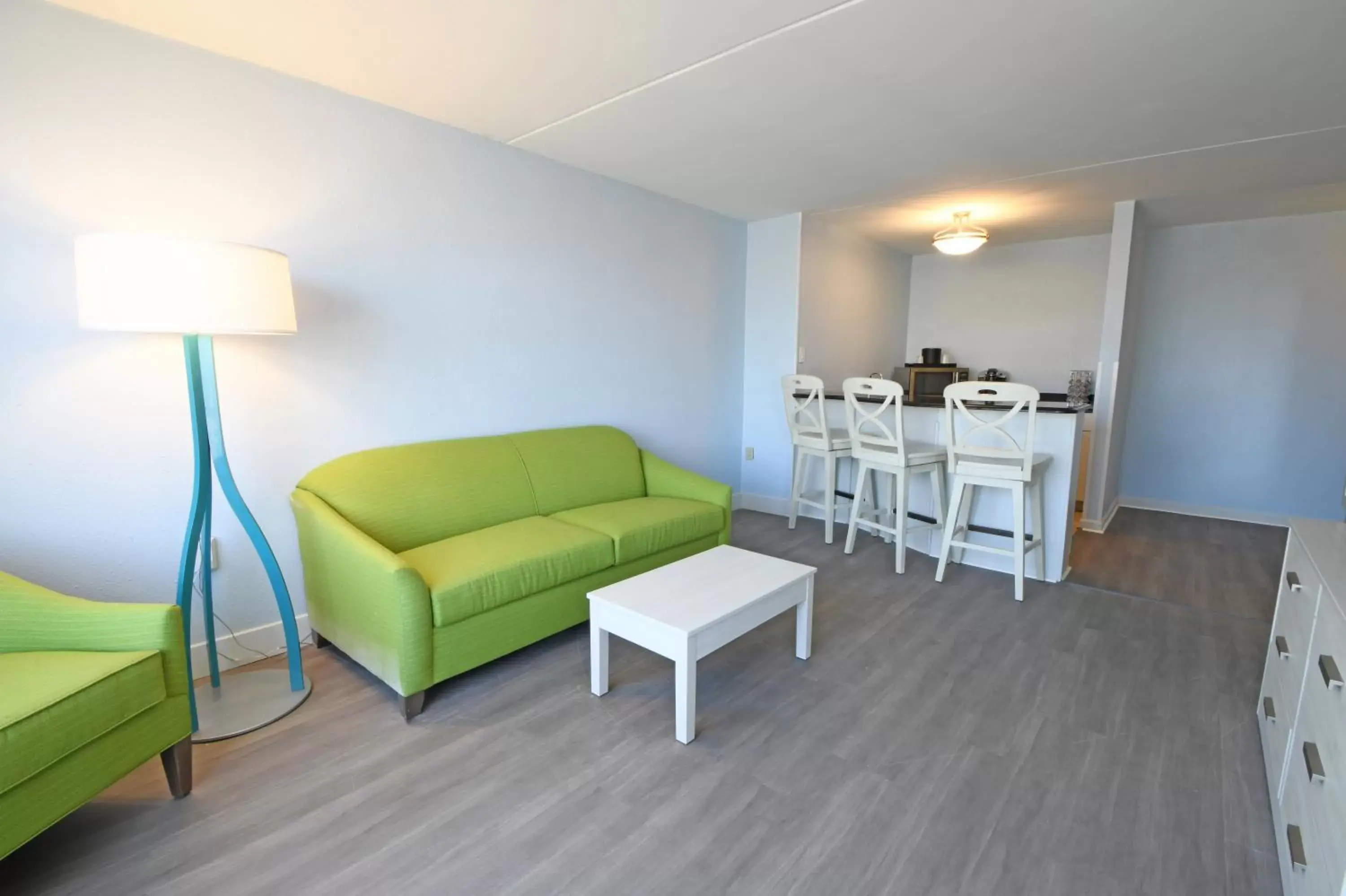 Deluxe King Suite - No Pets Allowed in Fenwick Inn Deluxe King Suite - No Pets Allowed in Fenwick Inn