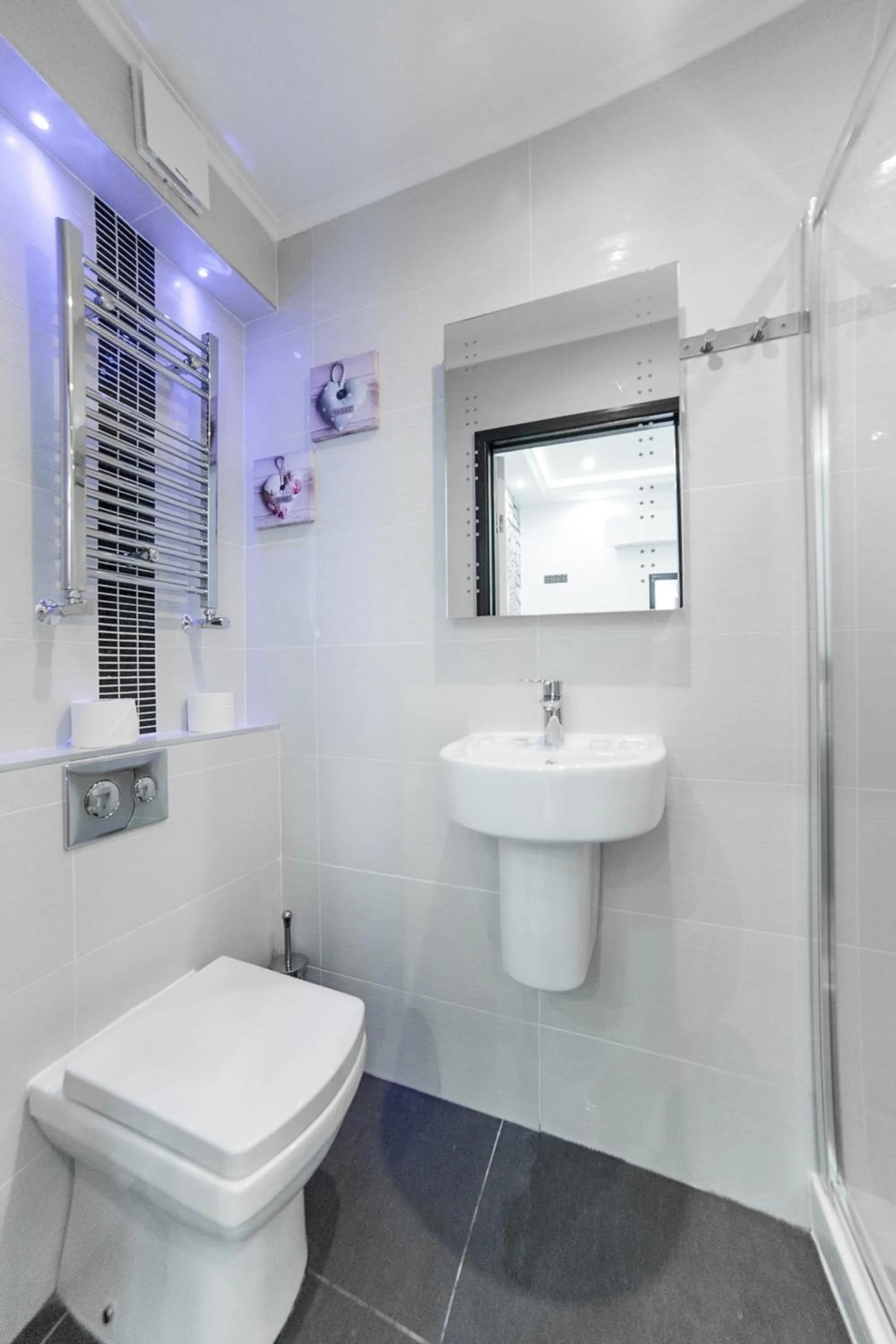 Shower in Imperial Court Suites