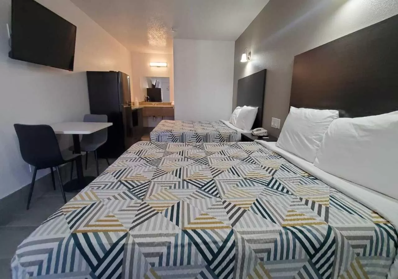 Photo of the whole room, Bed in Studio 6 Branson West MO Silver Dollar City