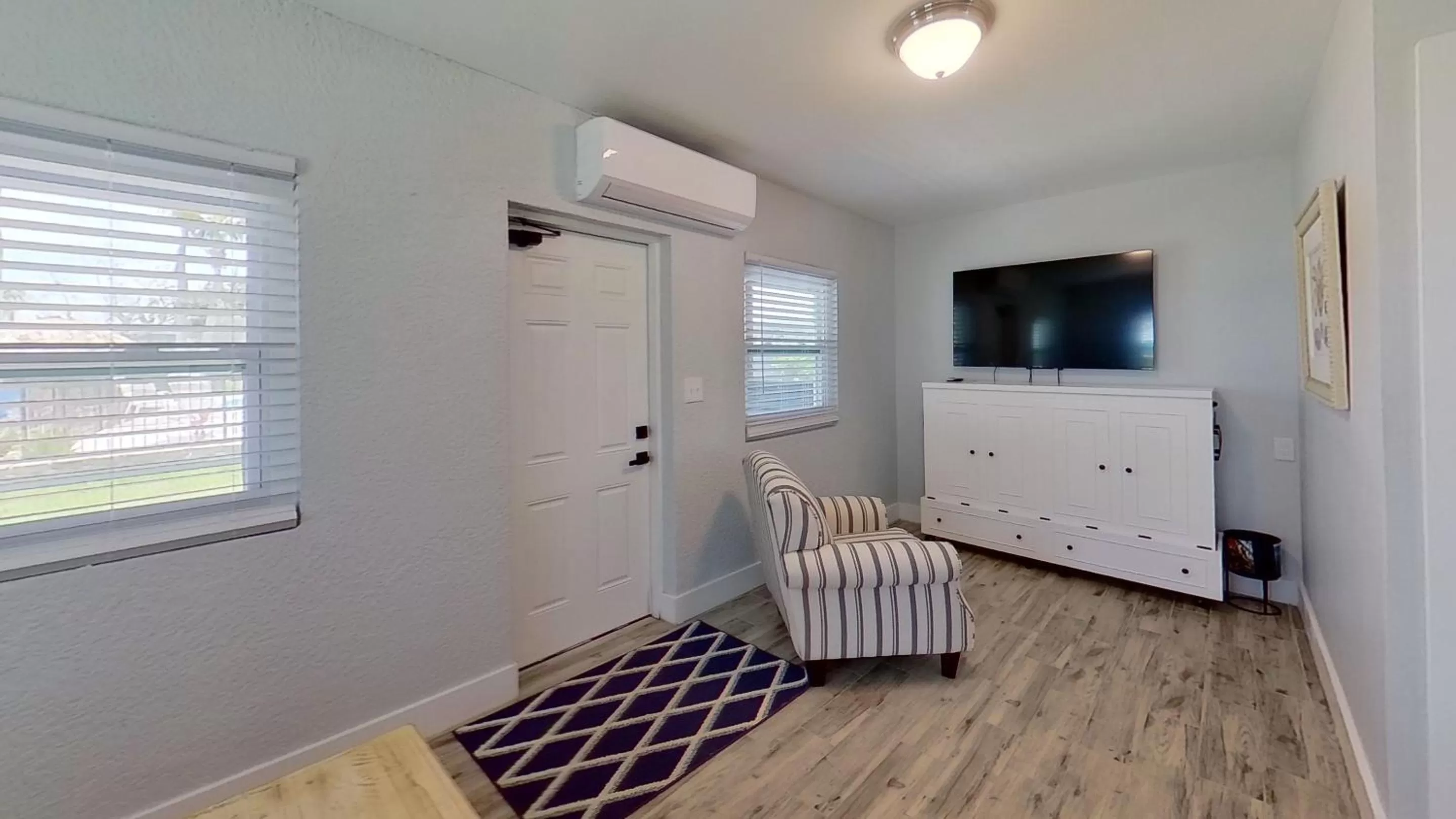 Communal lounge/ TV room in Matlacha on Shoreview