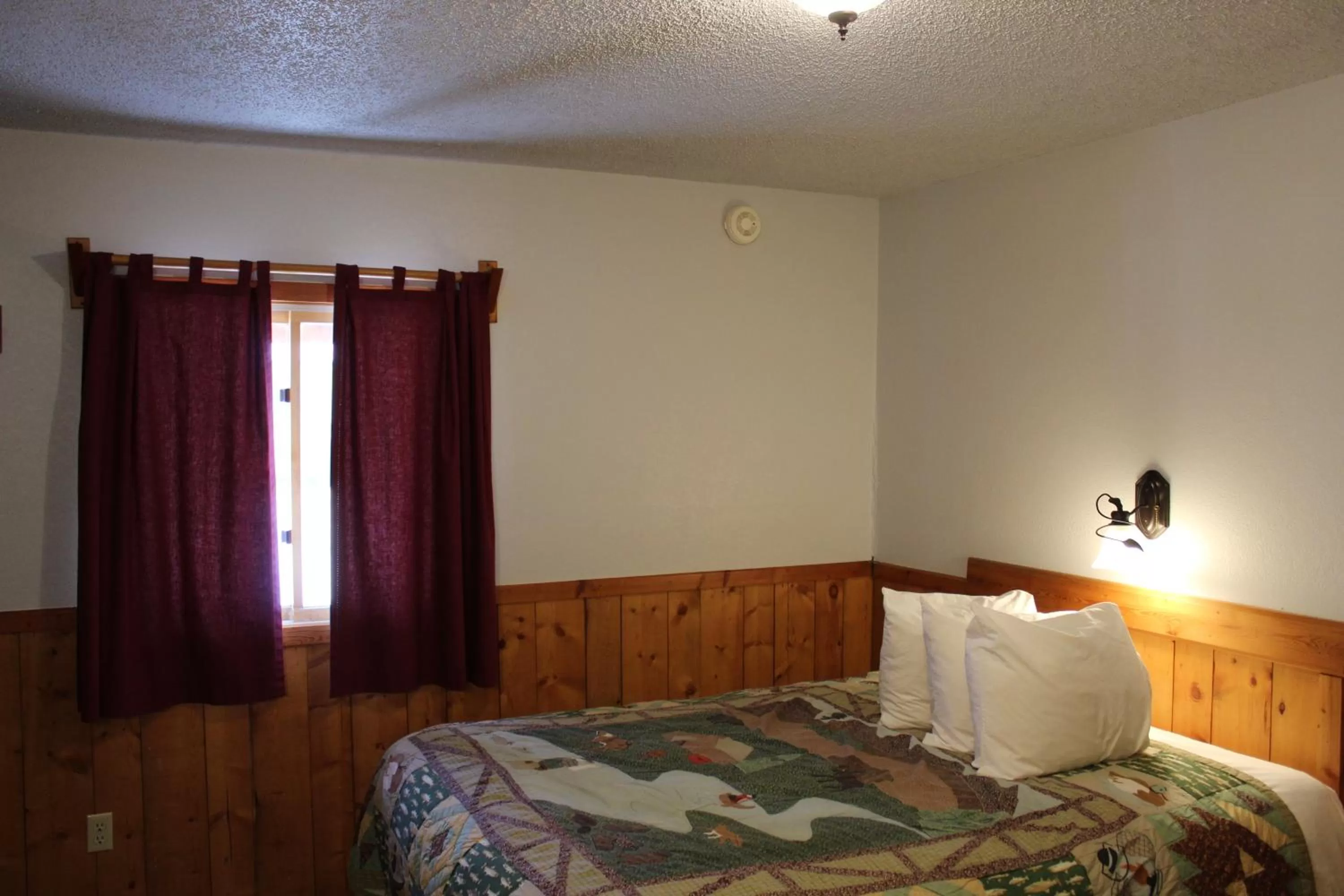Queen Room in Alpine Motel of Cooke City