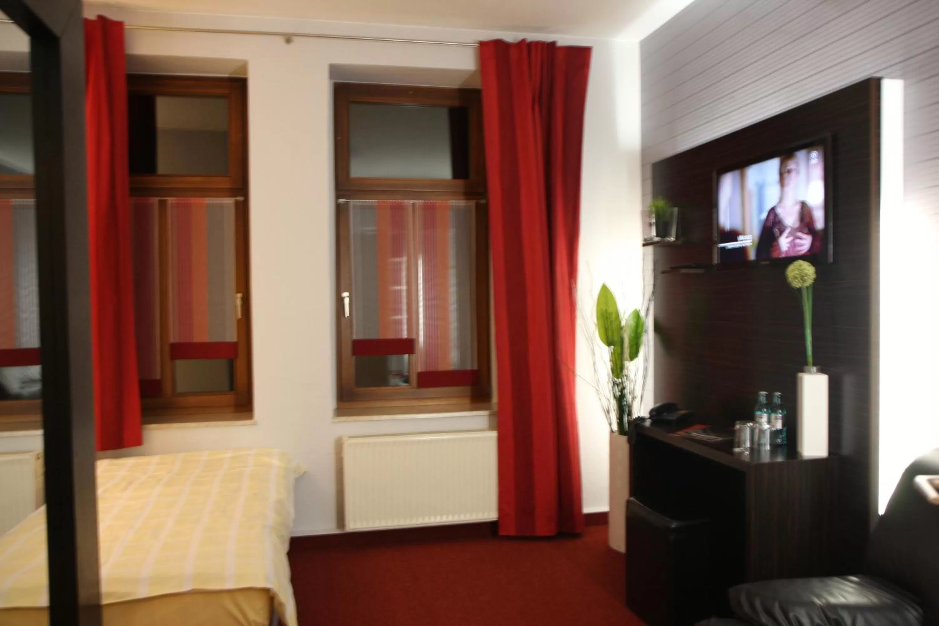 Photo of the whole room, Bed in SL'otel - Das StadtHotel - voll Klimatisiert