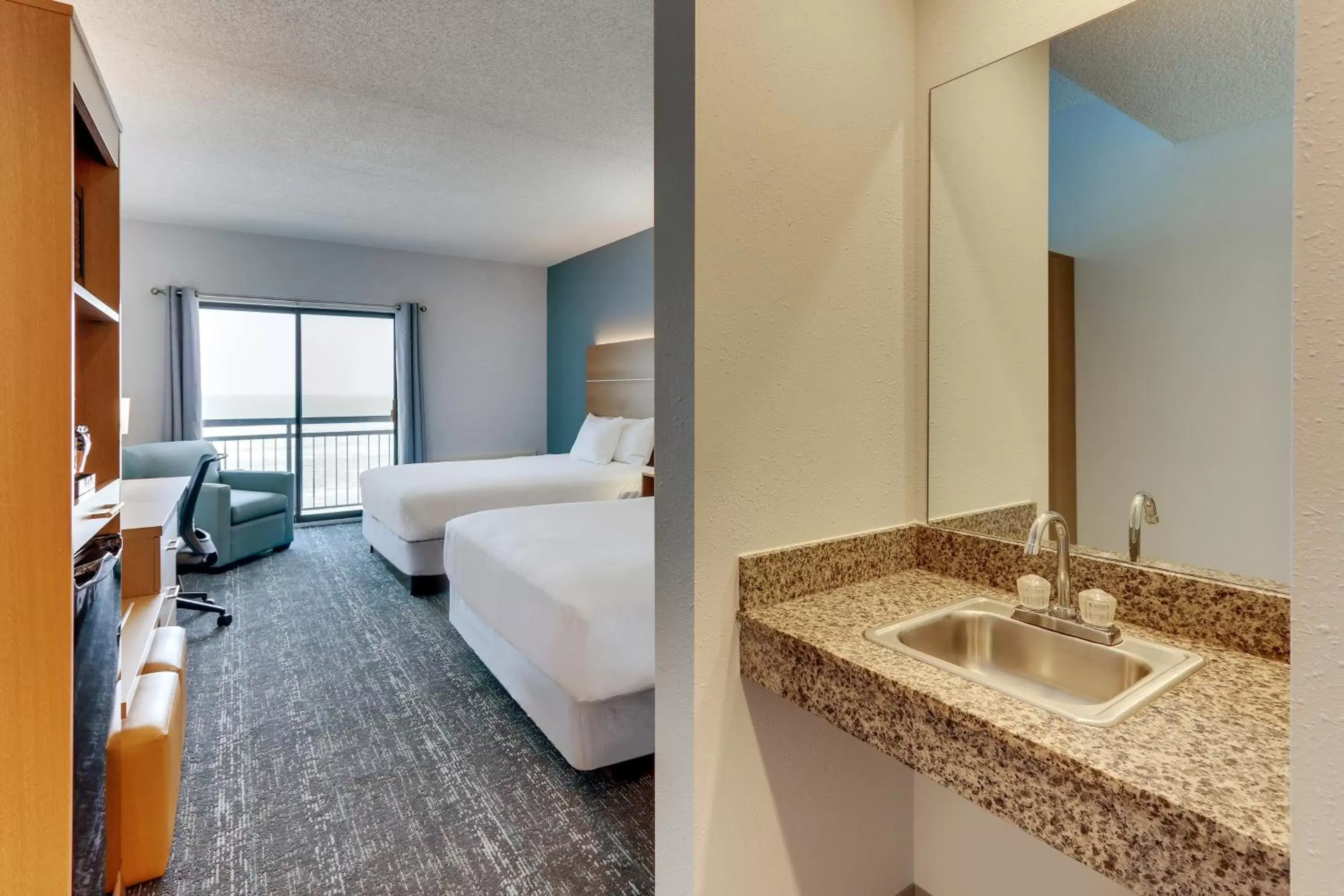 Queen Room with Lake View in Parkshore Resort Queen Room with Lake View in Parkshore Resort