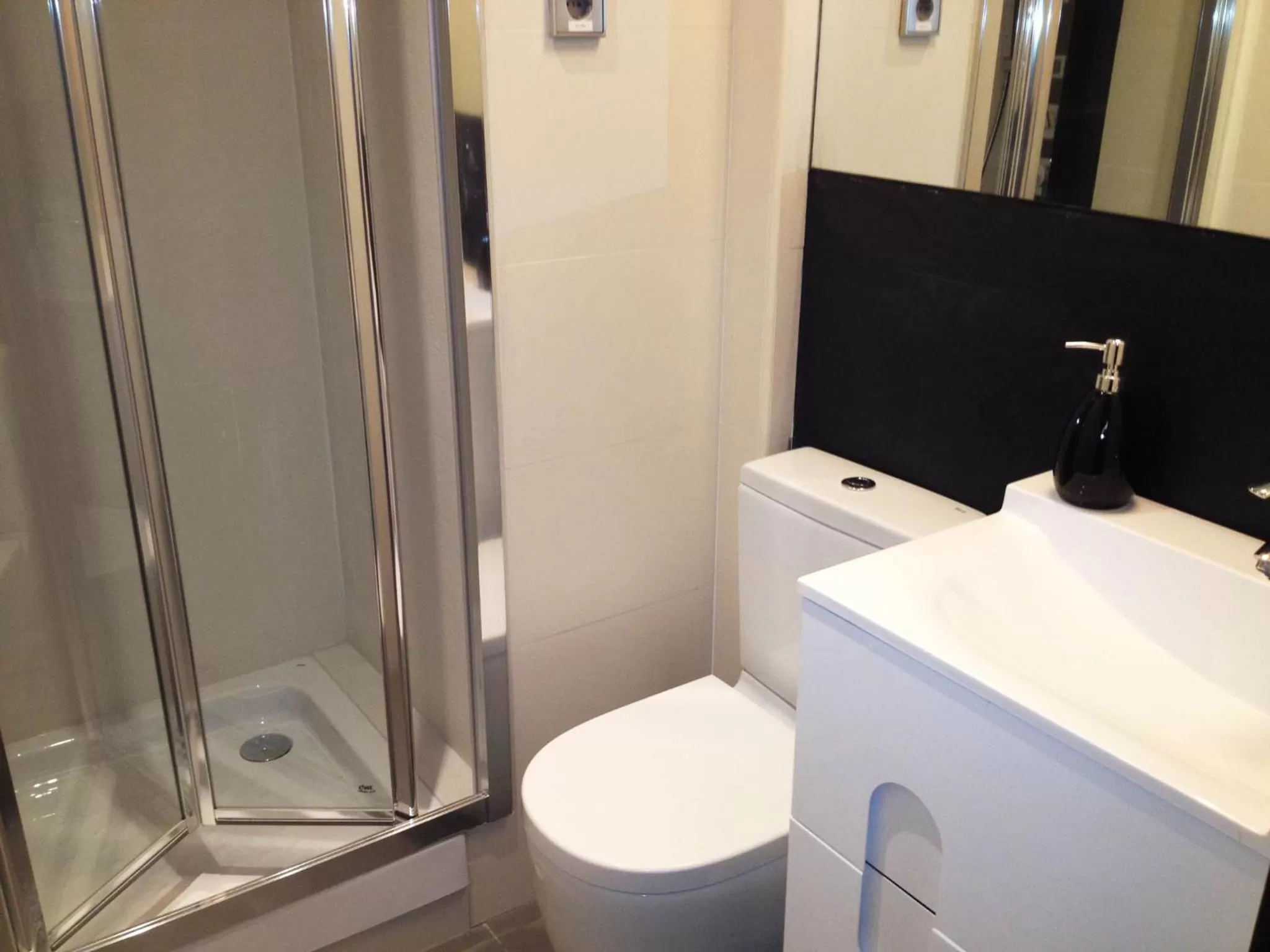 Shower in Barcelona Fifteen central Aparthotel