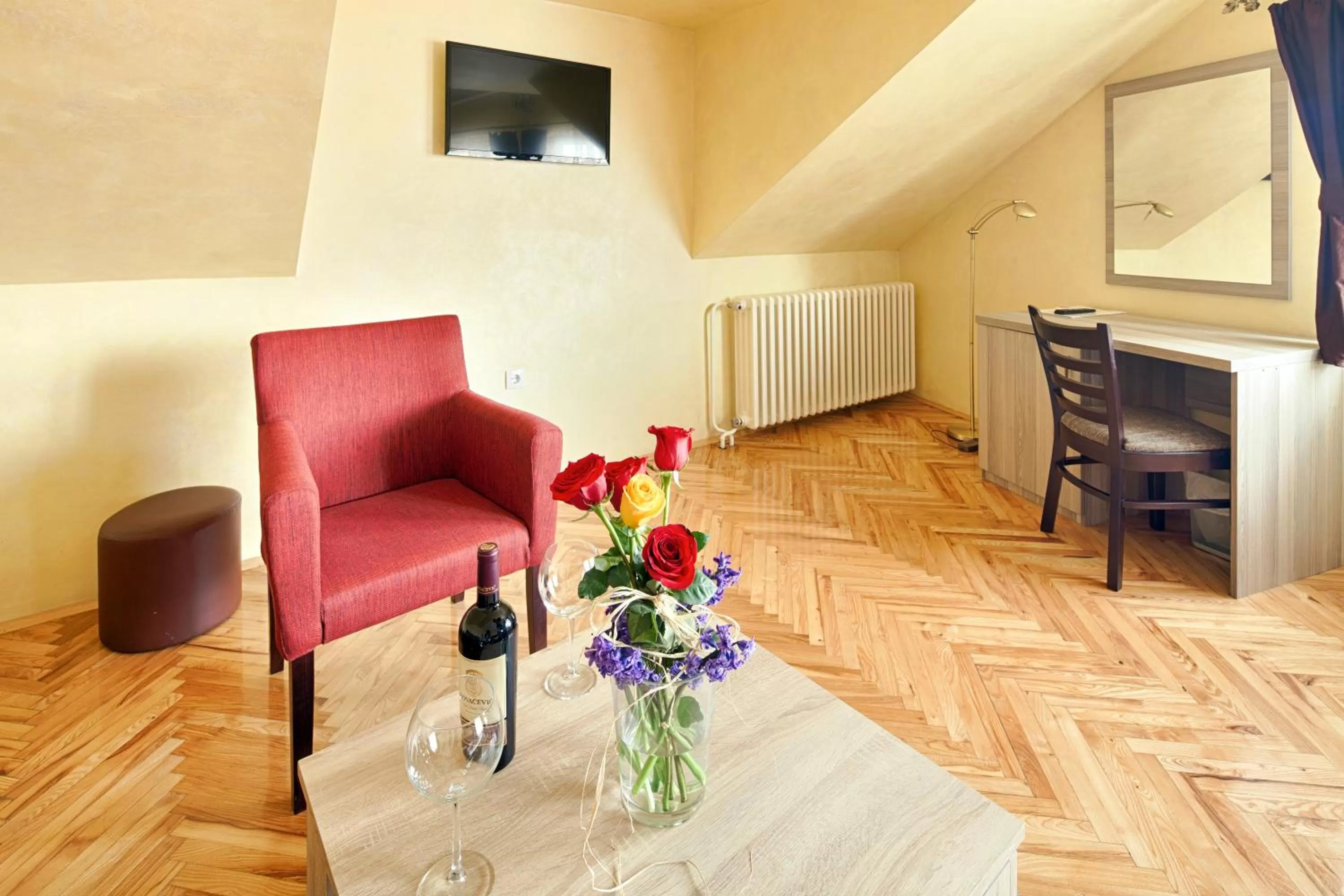 Photo of the whole room, Seating Area in Hotel Fontana