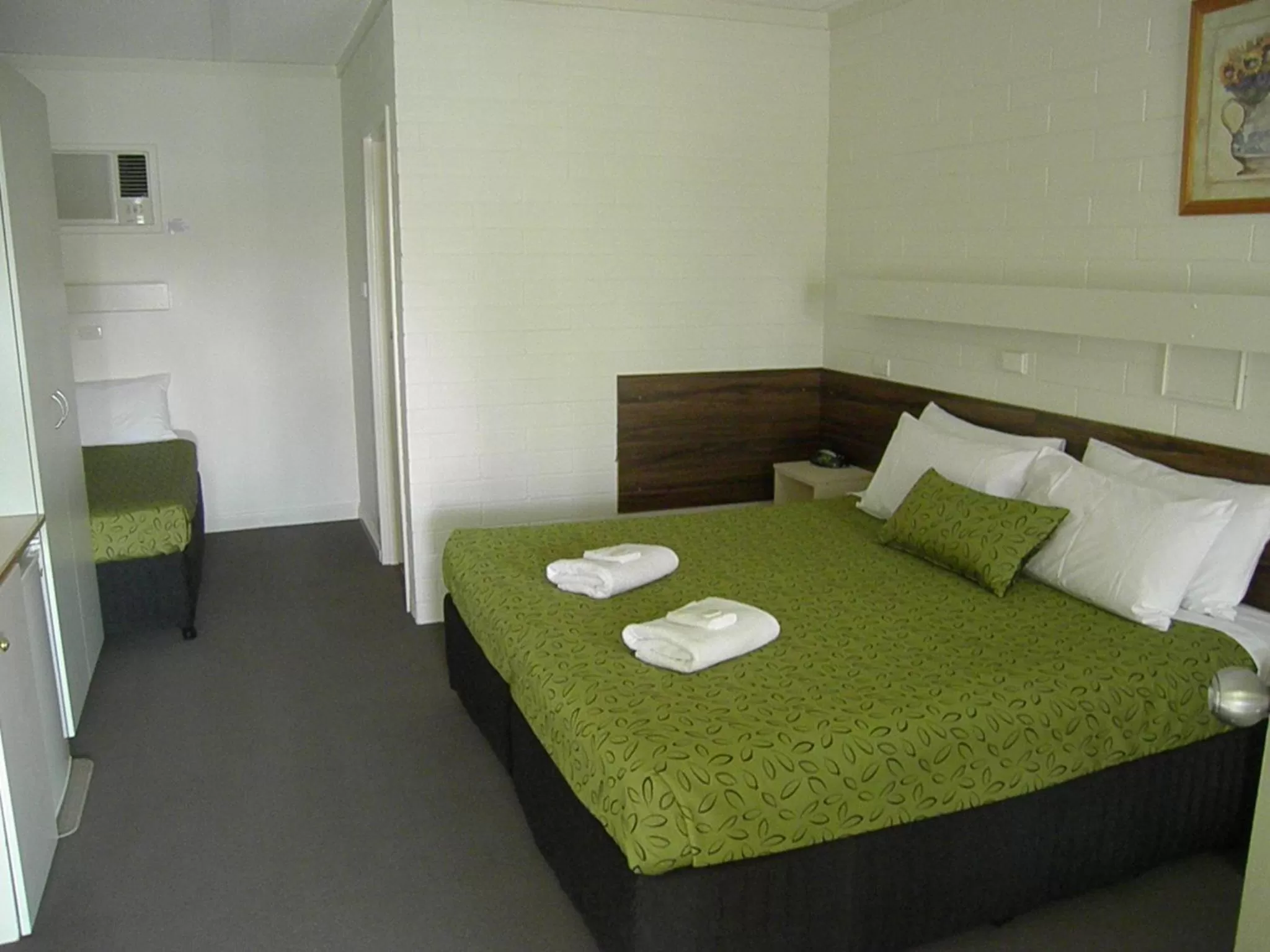 Photo of the whole room, Bed in 7th Street Motel