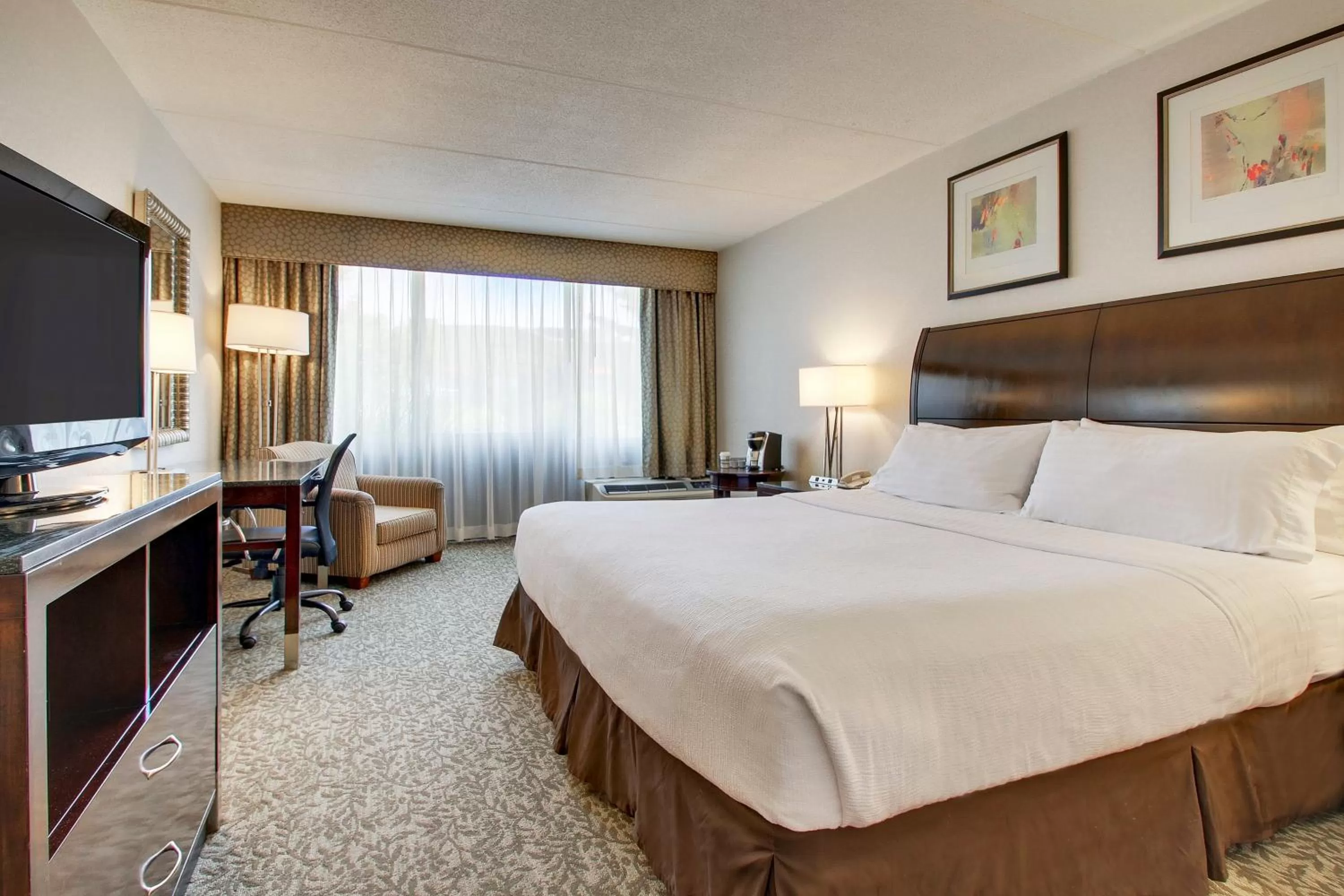 Photo of the whole room, Bed in Holiday Inn Westbury-Long Island by IHG