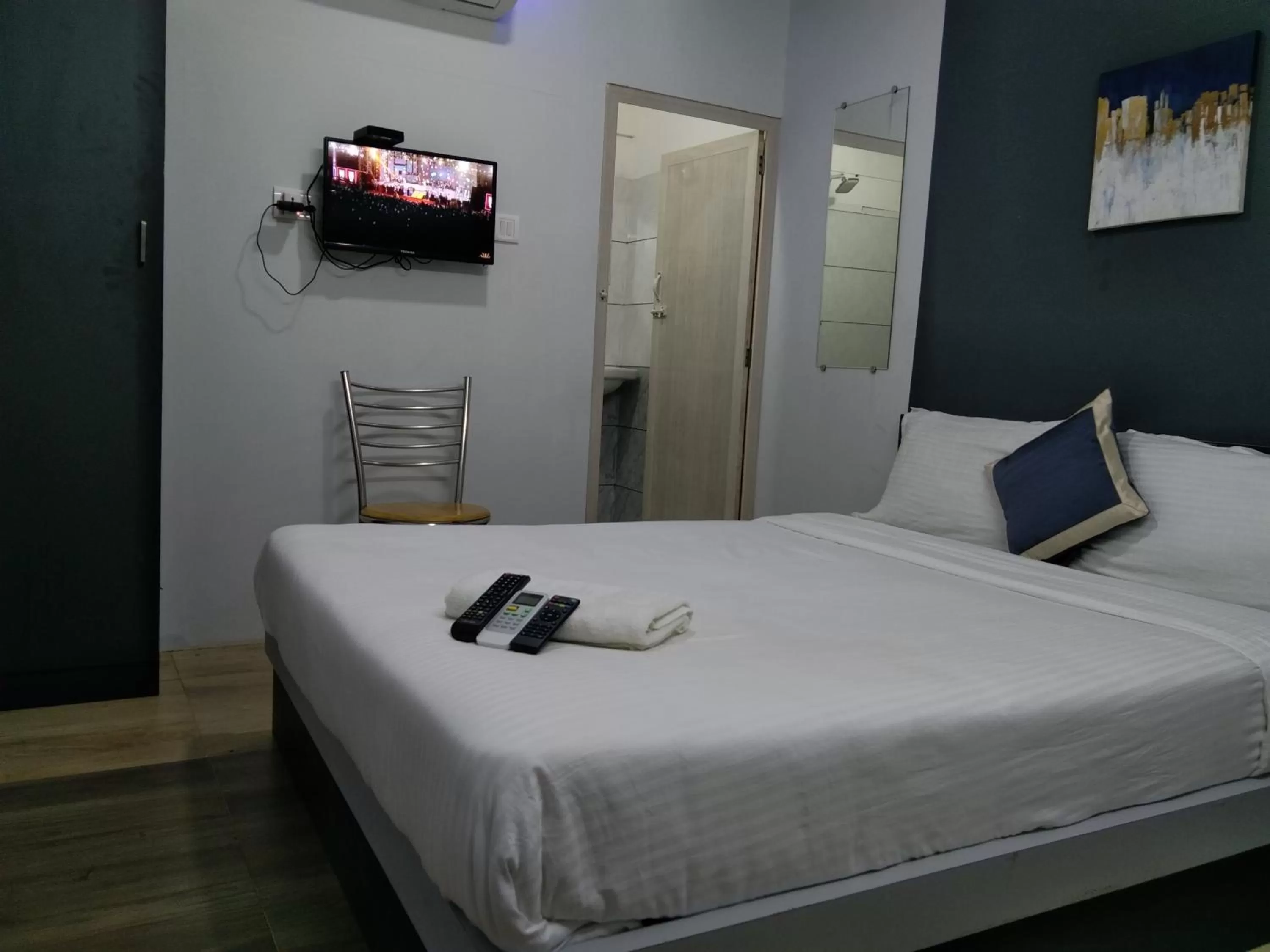 Bedroom, Bed in Silver Cloud Hotel Sholinganallur