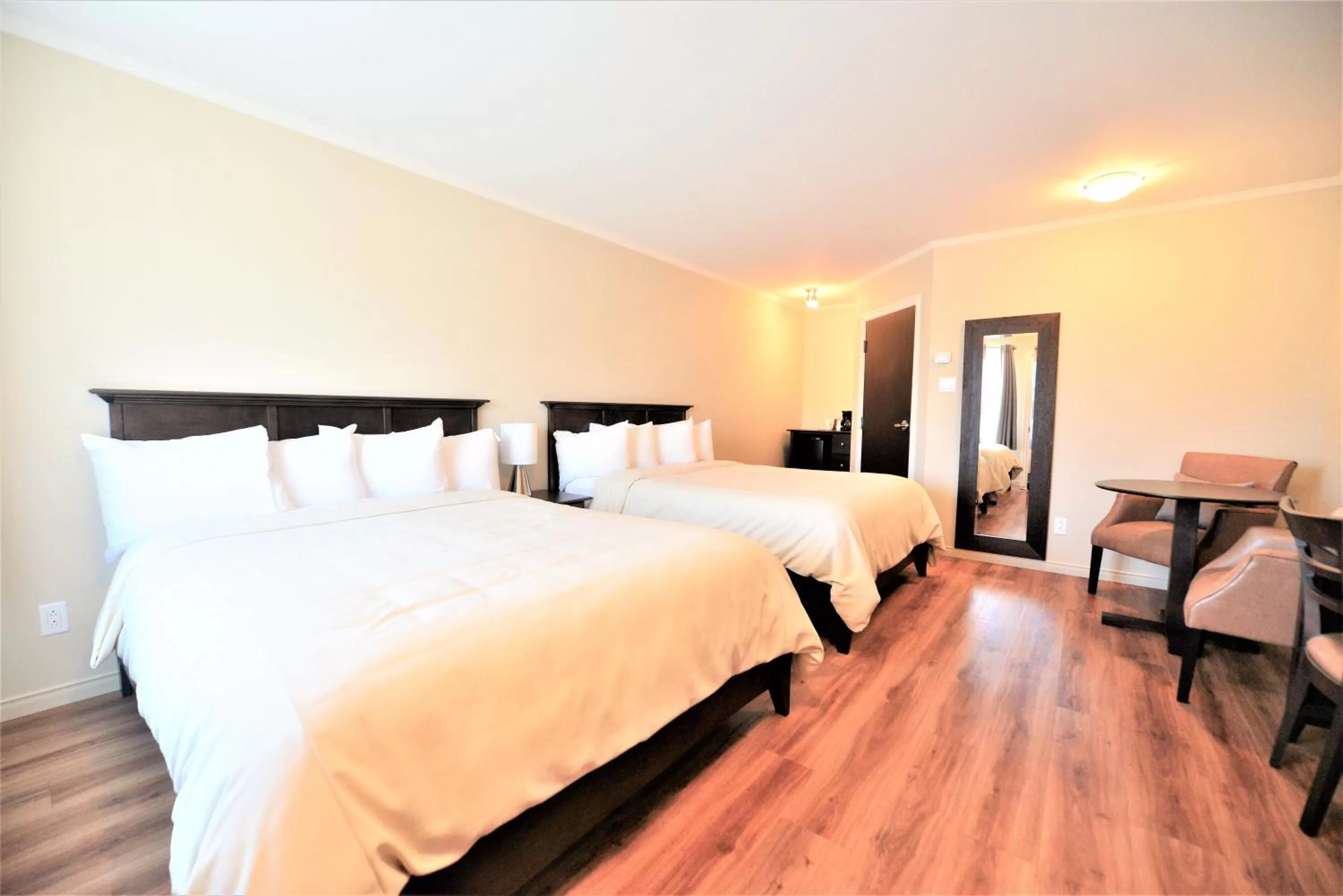 Photo of the whole room, Bed in Motel L'Abri