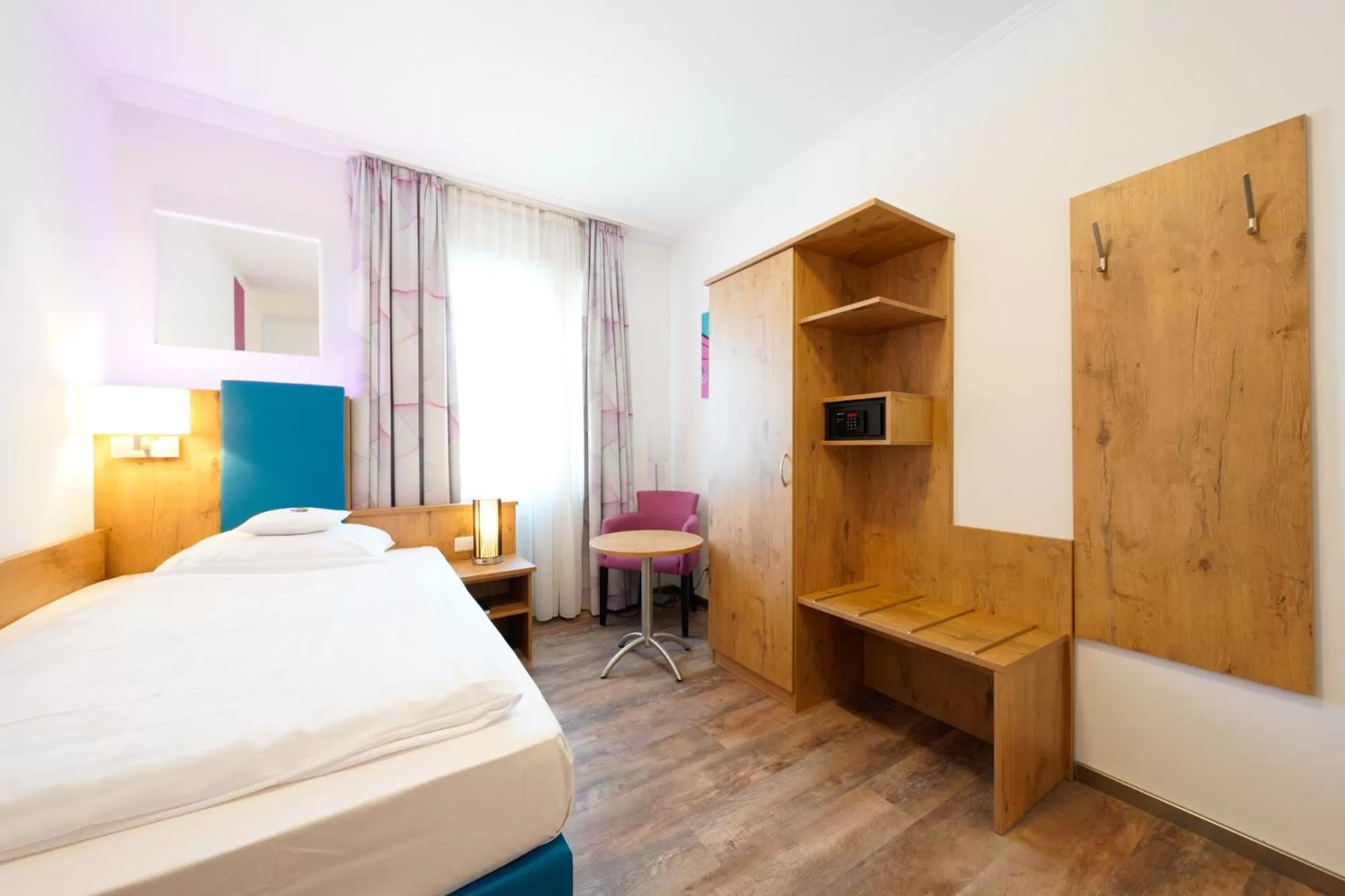 Photo of the whole room, Bed in Hotel Bayerischer Hof