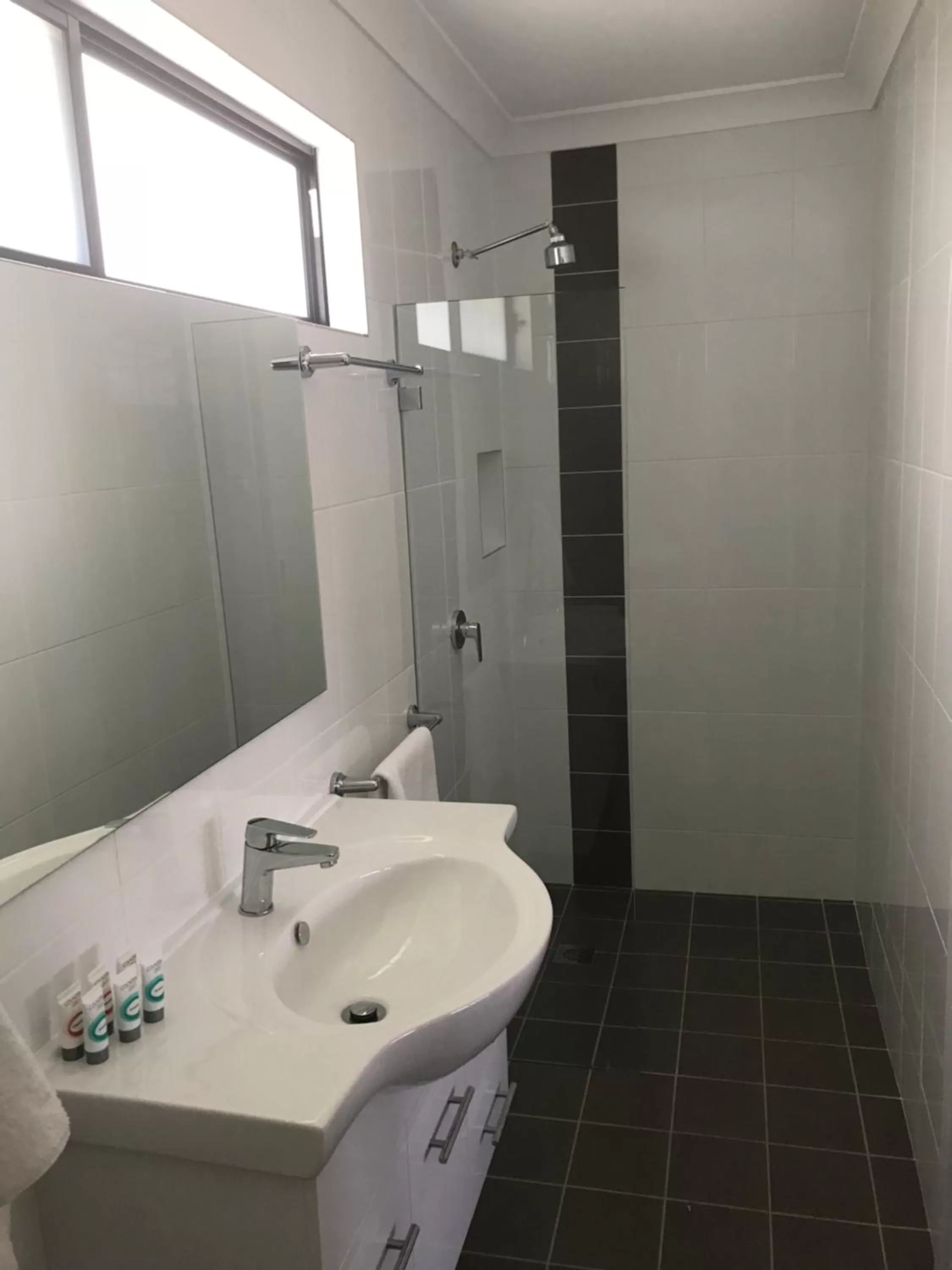 Bathroom in Kootingal Landview Motel