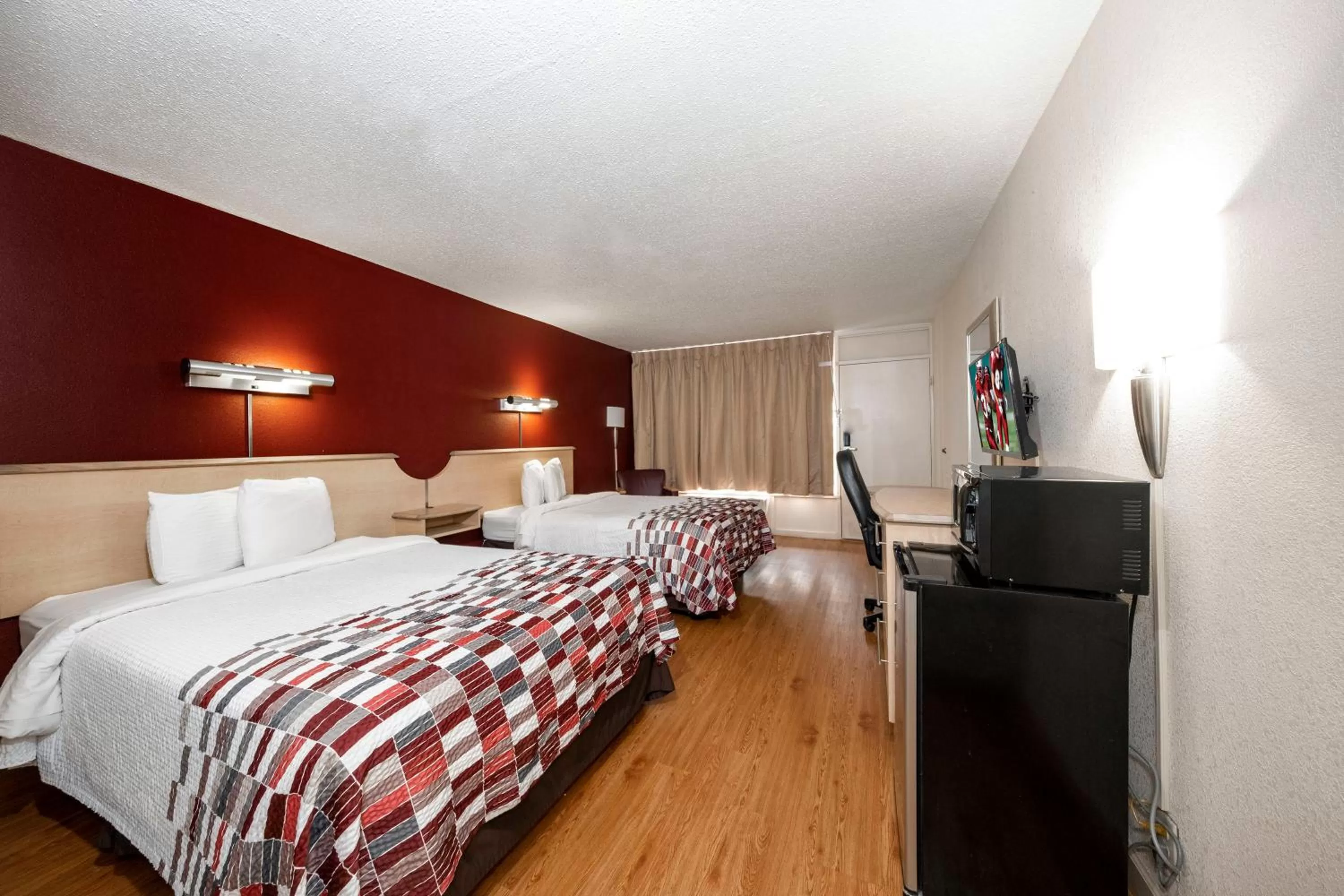 Photo of the whole room, Bed in Red Roof Inn & Suites Wytheville