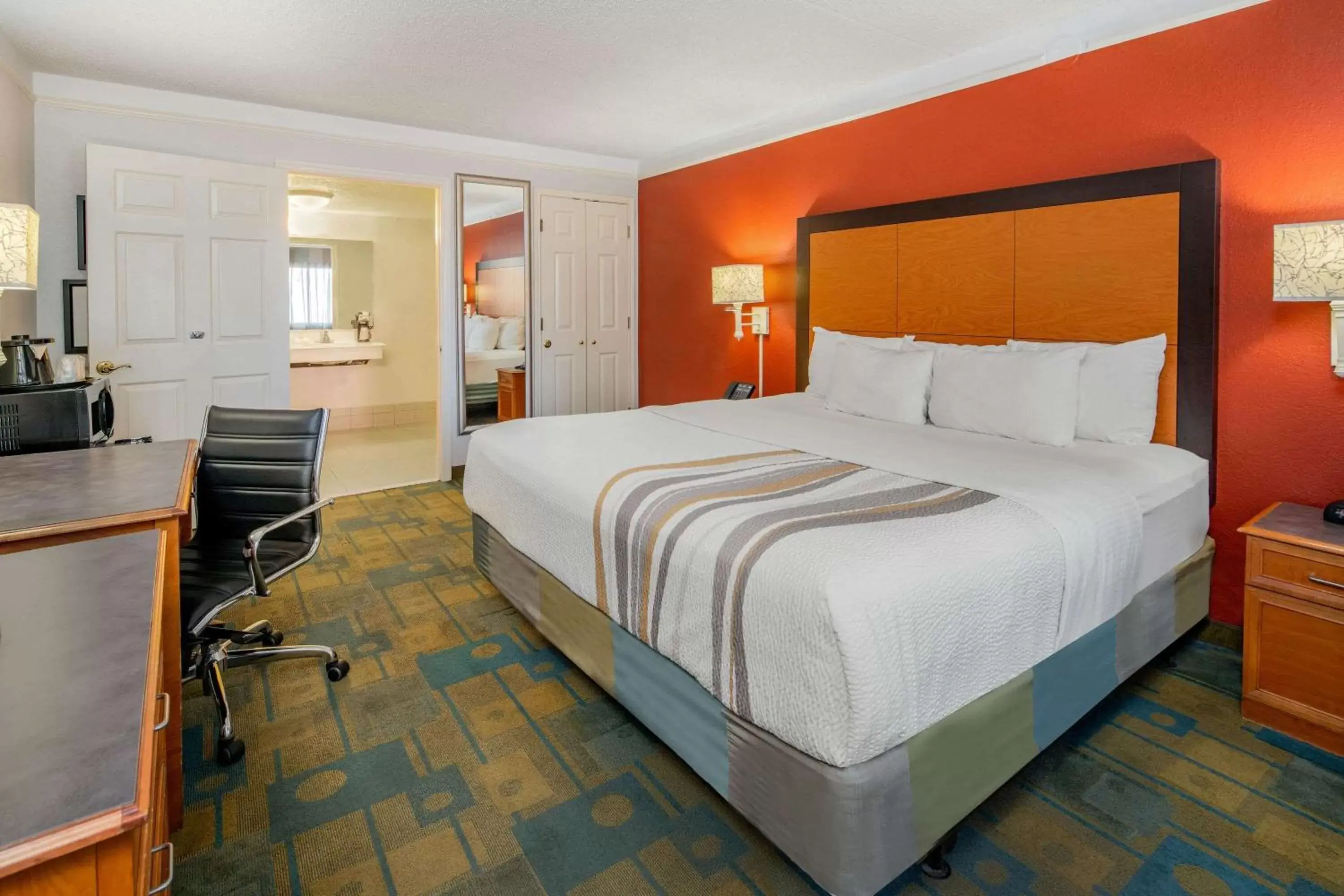 King Room with Mobility/Hearing Impaired Access - Non-Smoking in La Quinta Inn & Suites by Wyndham Irvine Spectrum King Room with Mobility/Hearing Impaired Access - Non-Smoking in La Quinta Inn & Suites by Wyndham Irvine Spectrum