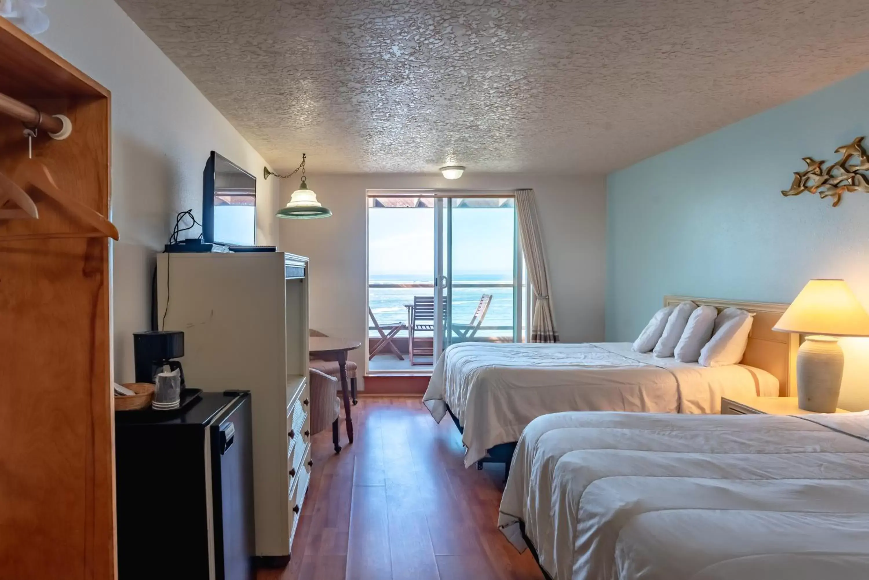 Deluxe Queen Room in Terimore Lodging by the Sea Deluxe Queen Room in Terimore Lodging by the Sea