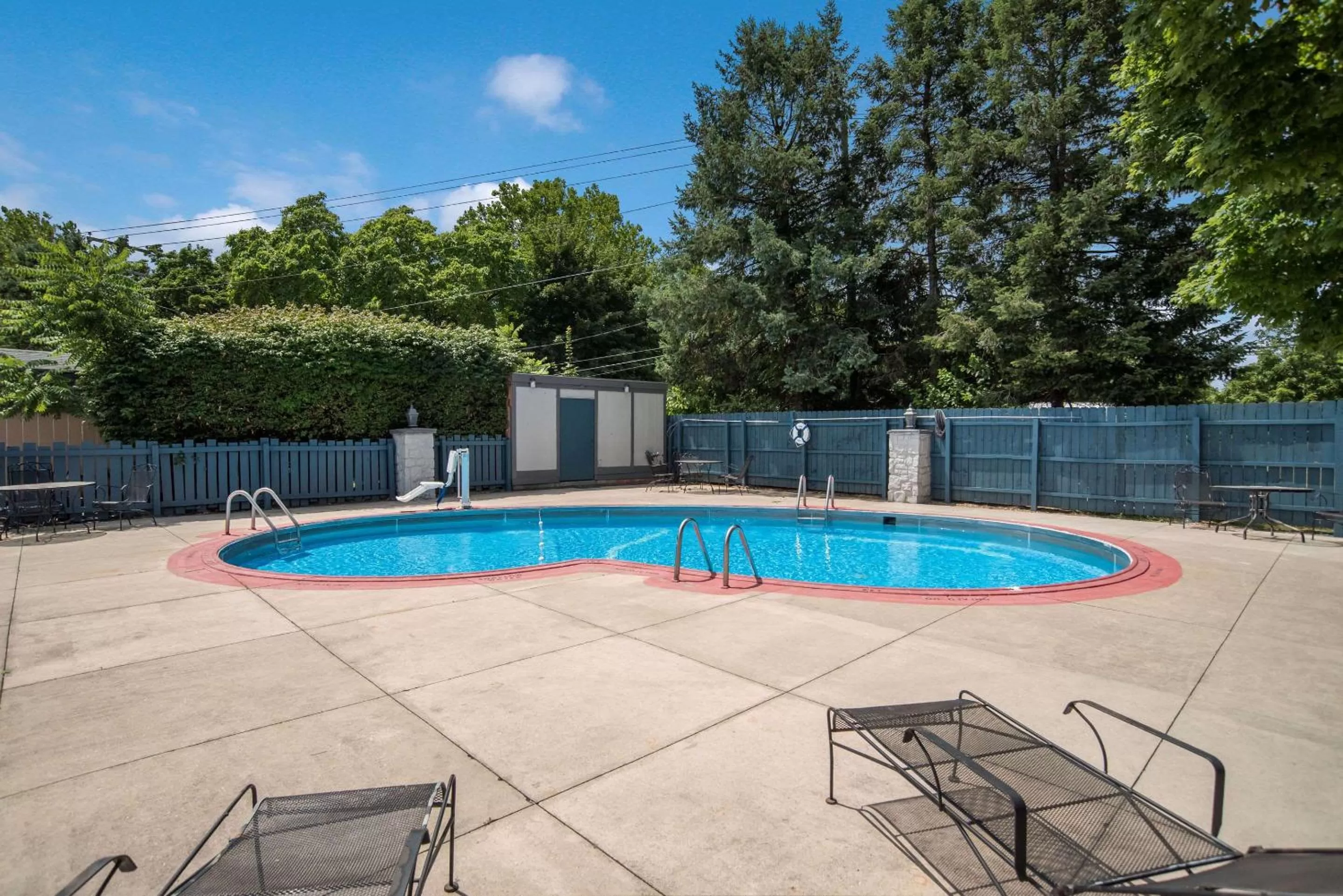 Swimming pool in Rodeway Inn Carlisle North