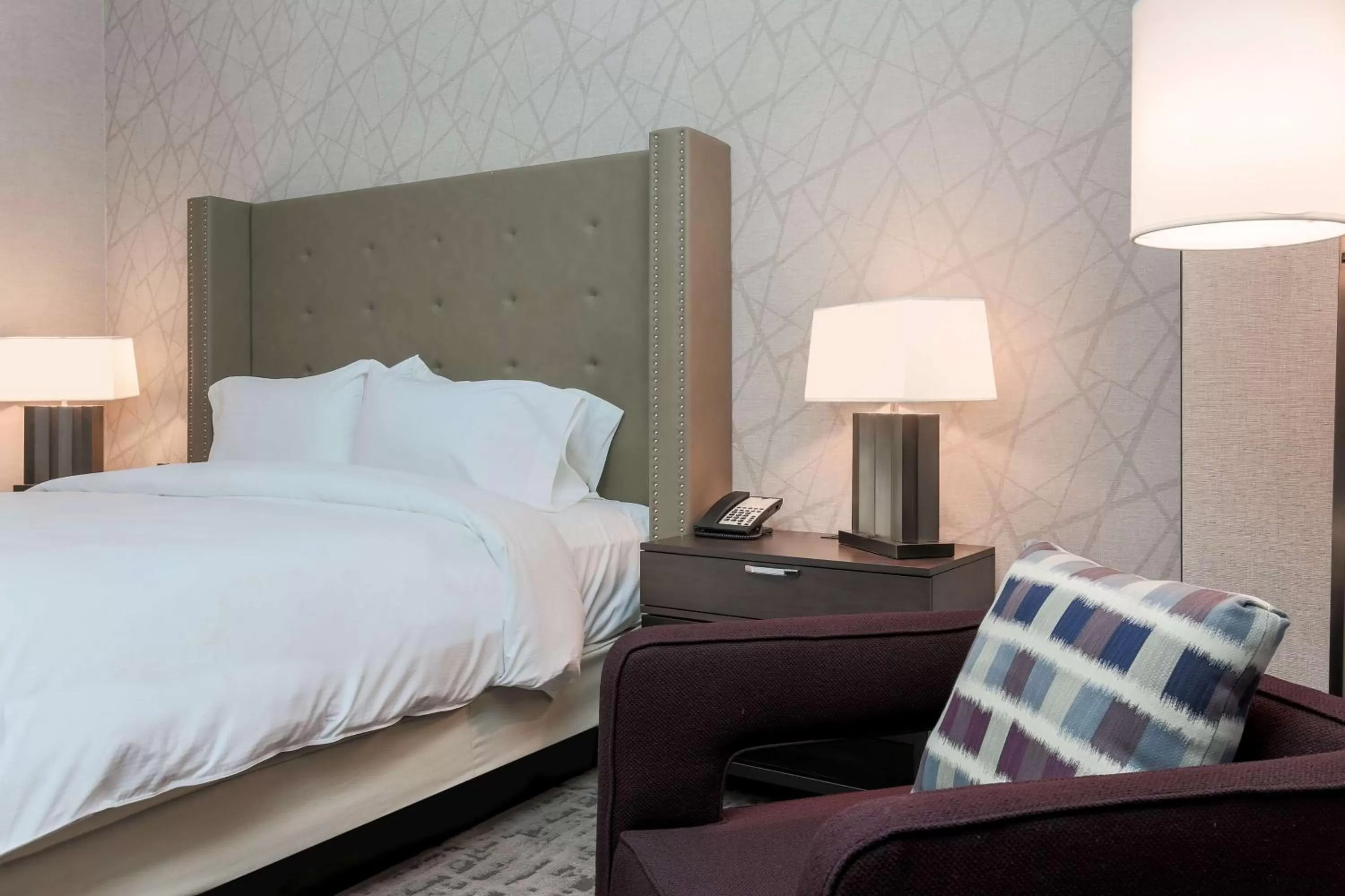 Living room, Bed in DoubleTree by Hilton Evansville