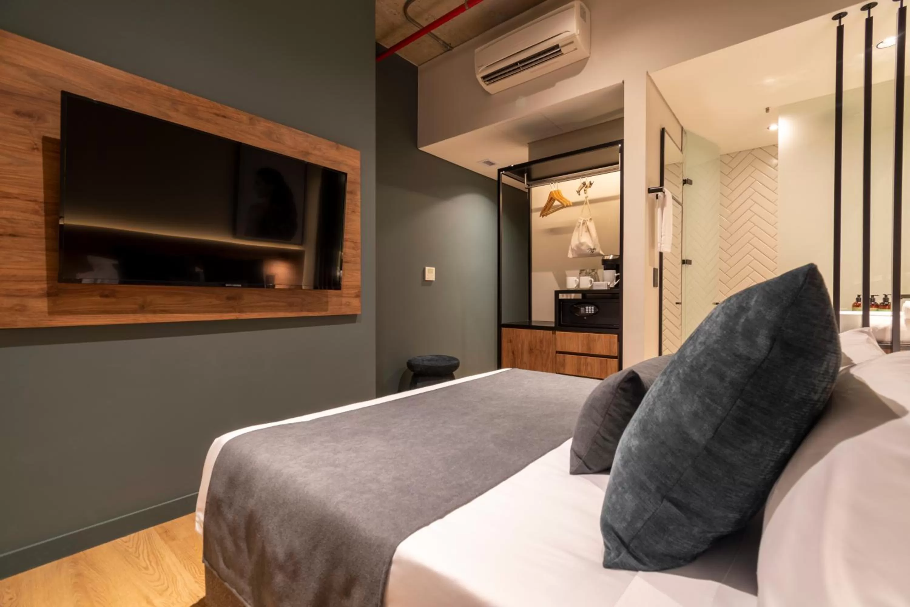 Photo of the whole room, Bed in Hashtag 98 Hotel By Jalo