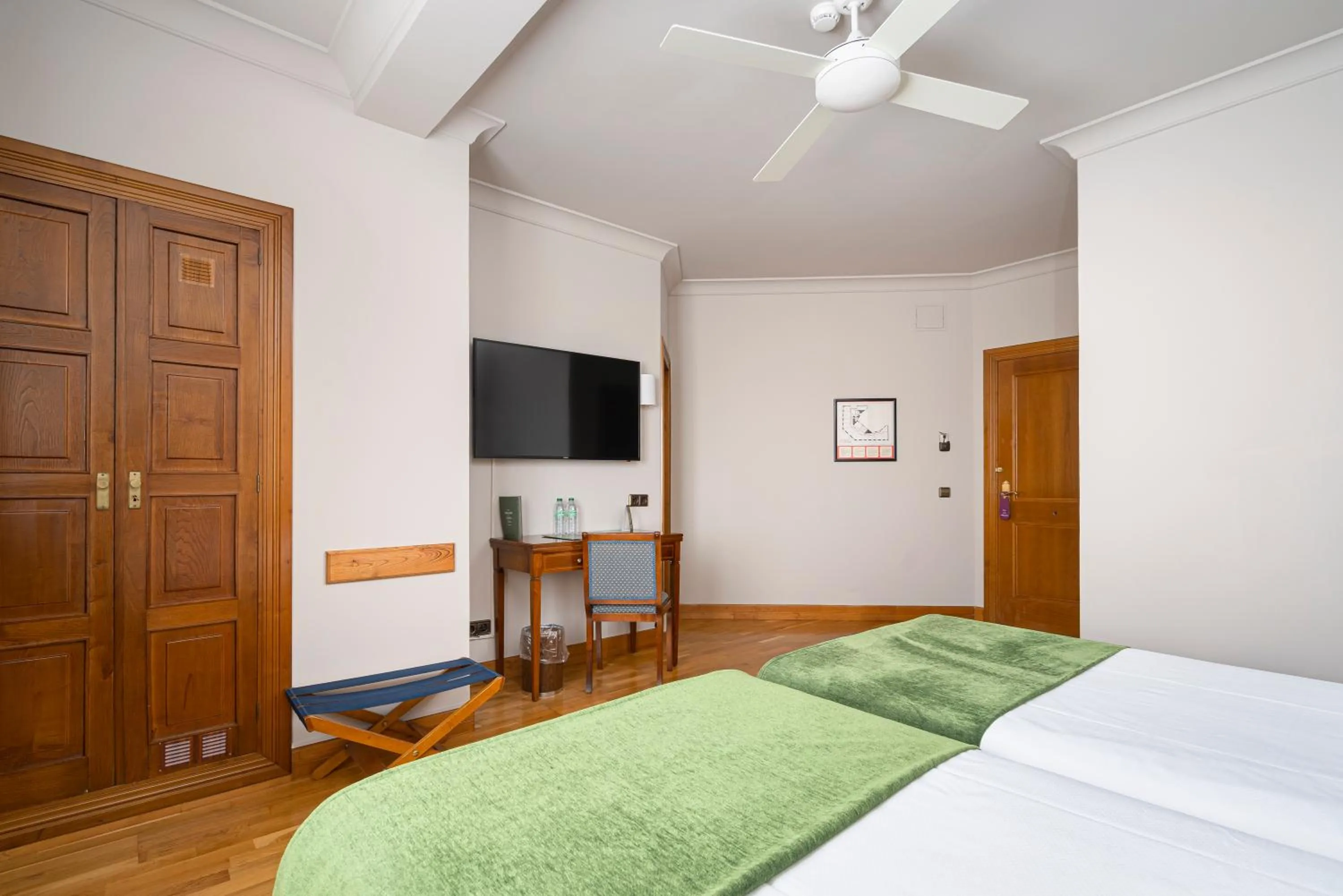 Photo of the whole room, Bed in Hotel Hernán Cortés