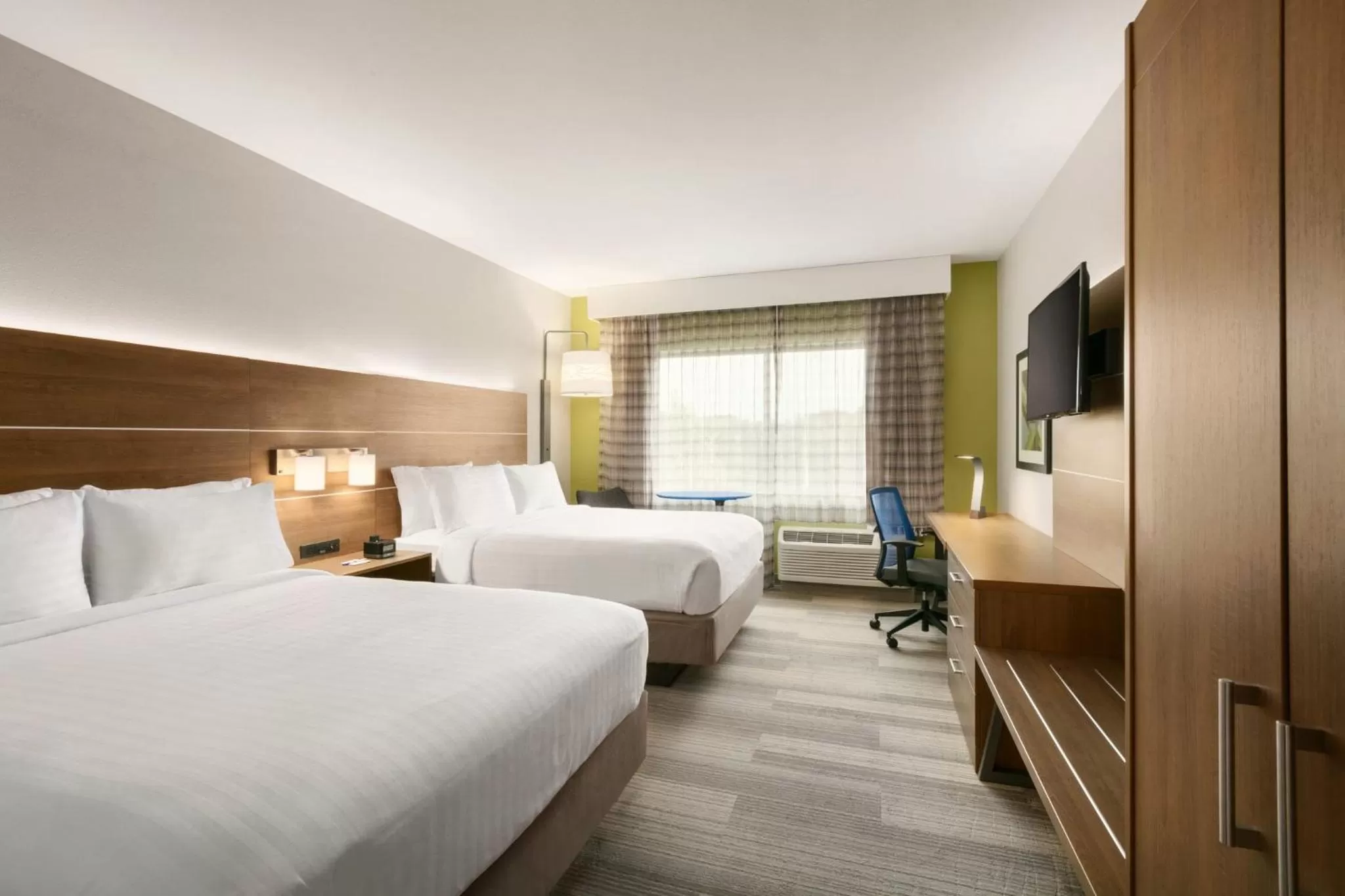 Photo of the whole room, Bed in Holiday Inn Express & Suites Salisbury by IHG
