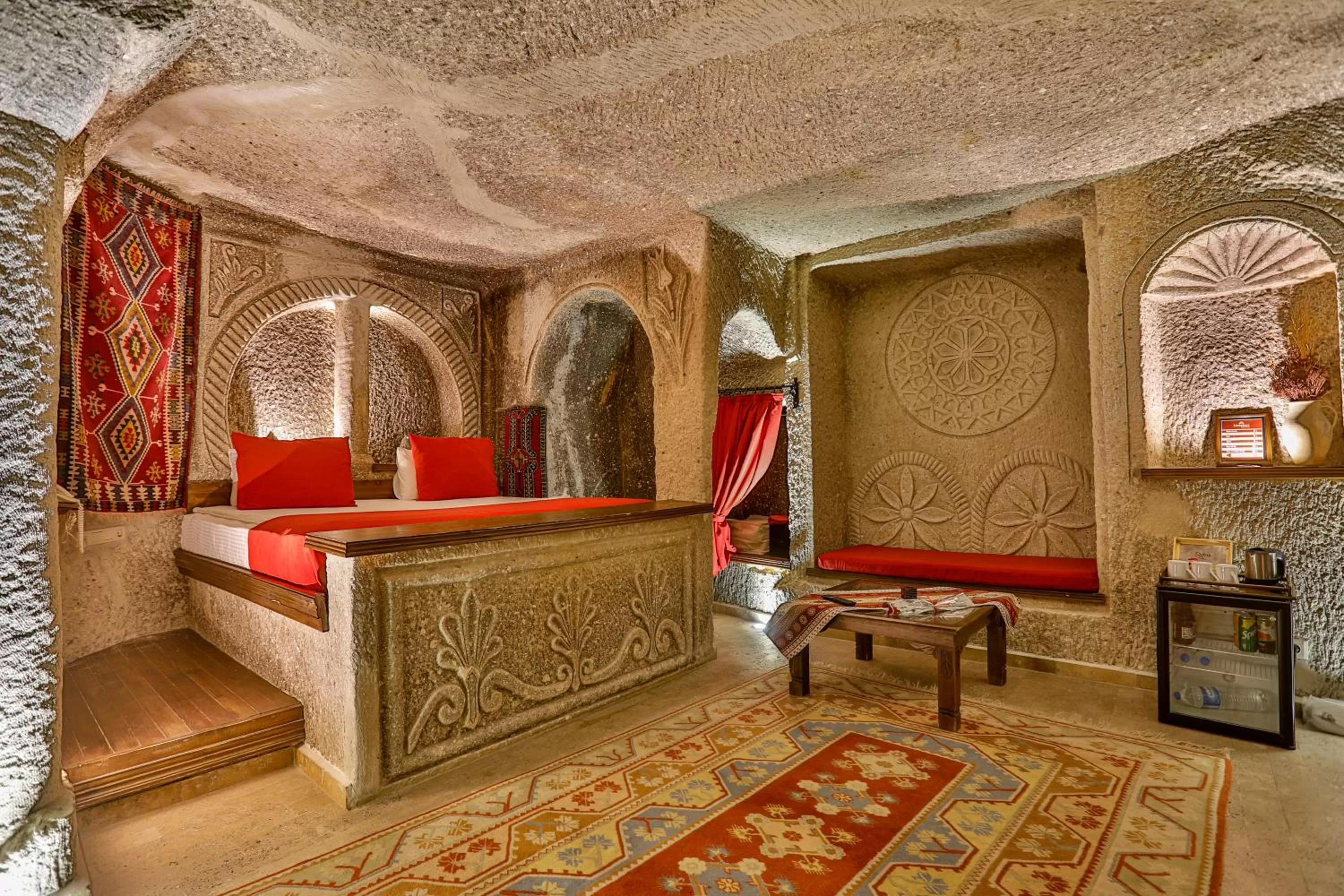 Seating area, Bed in Hidden Cave Hotel