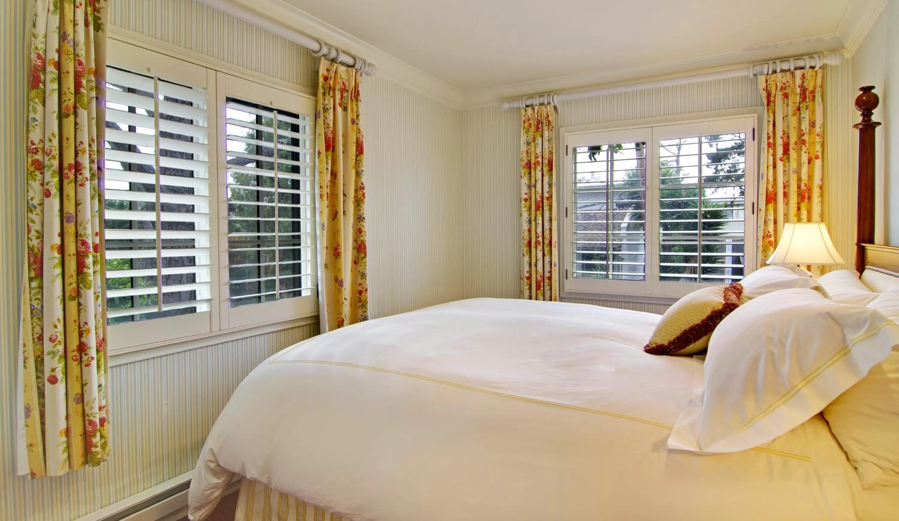 Photo of the whole room, Bed in Wayside Inn