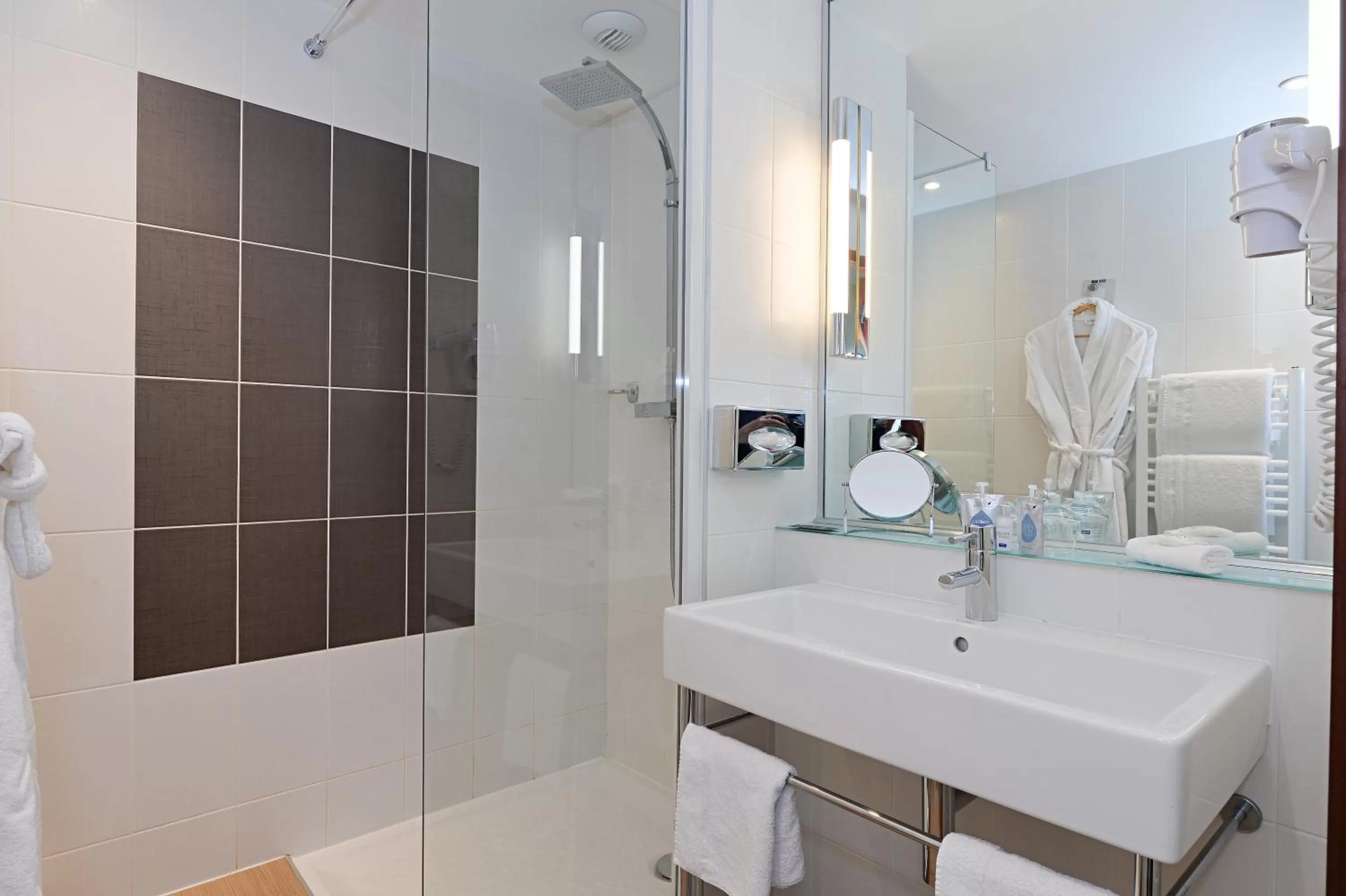 Shower in Hôtel Mercure Toulon La Seyne-Sur-Mer