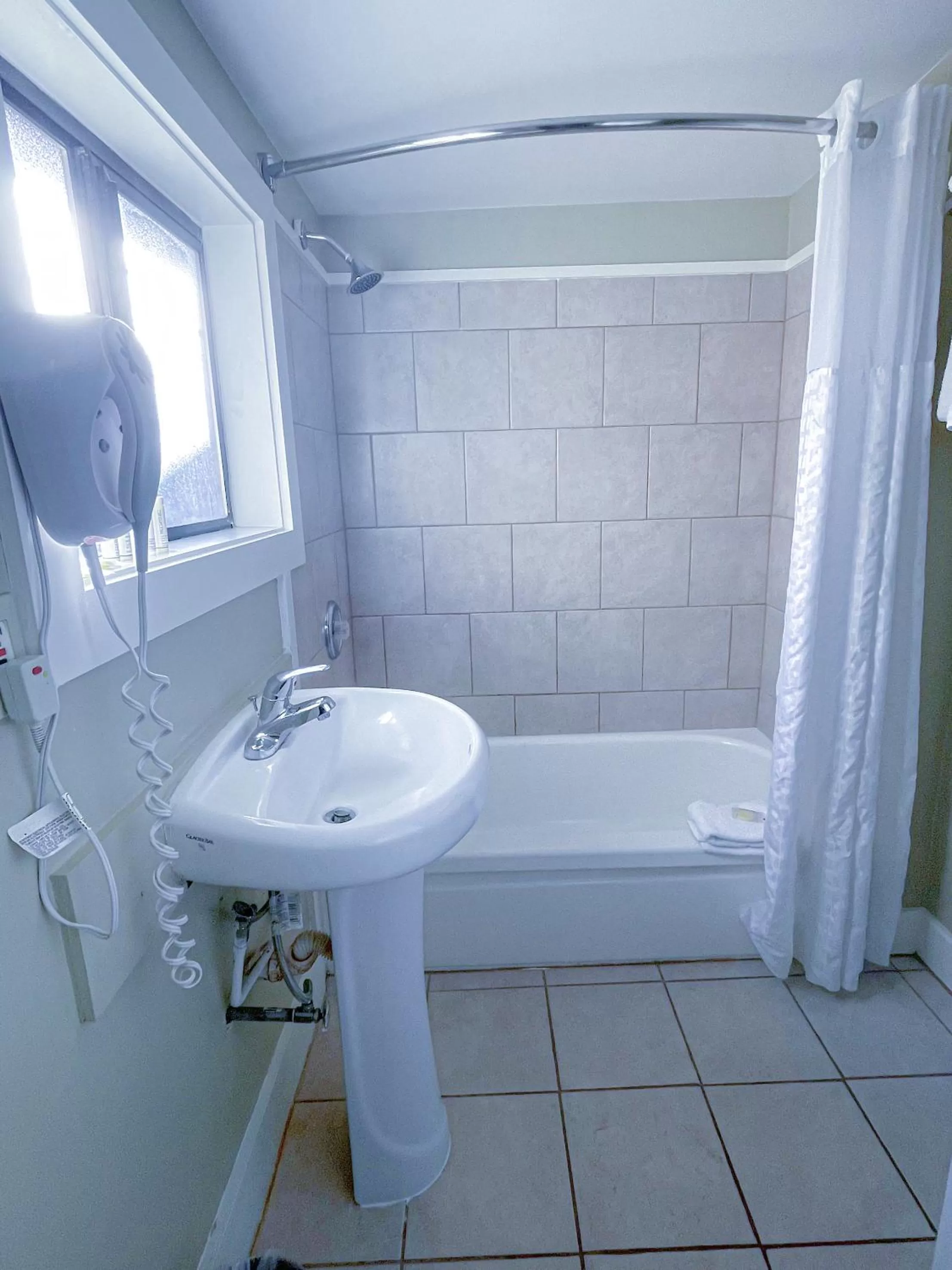 Hot Tub, Bathroom in Omeo Suites Glass Beach