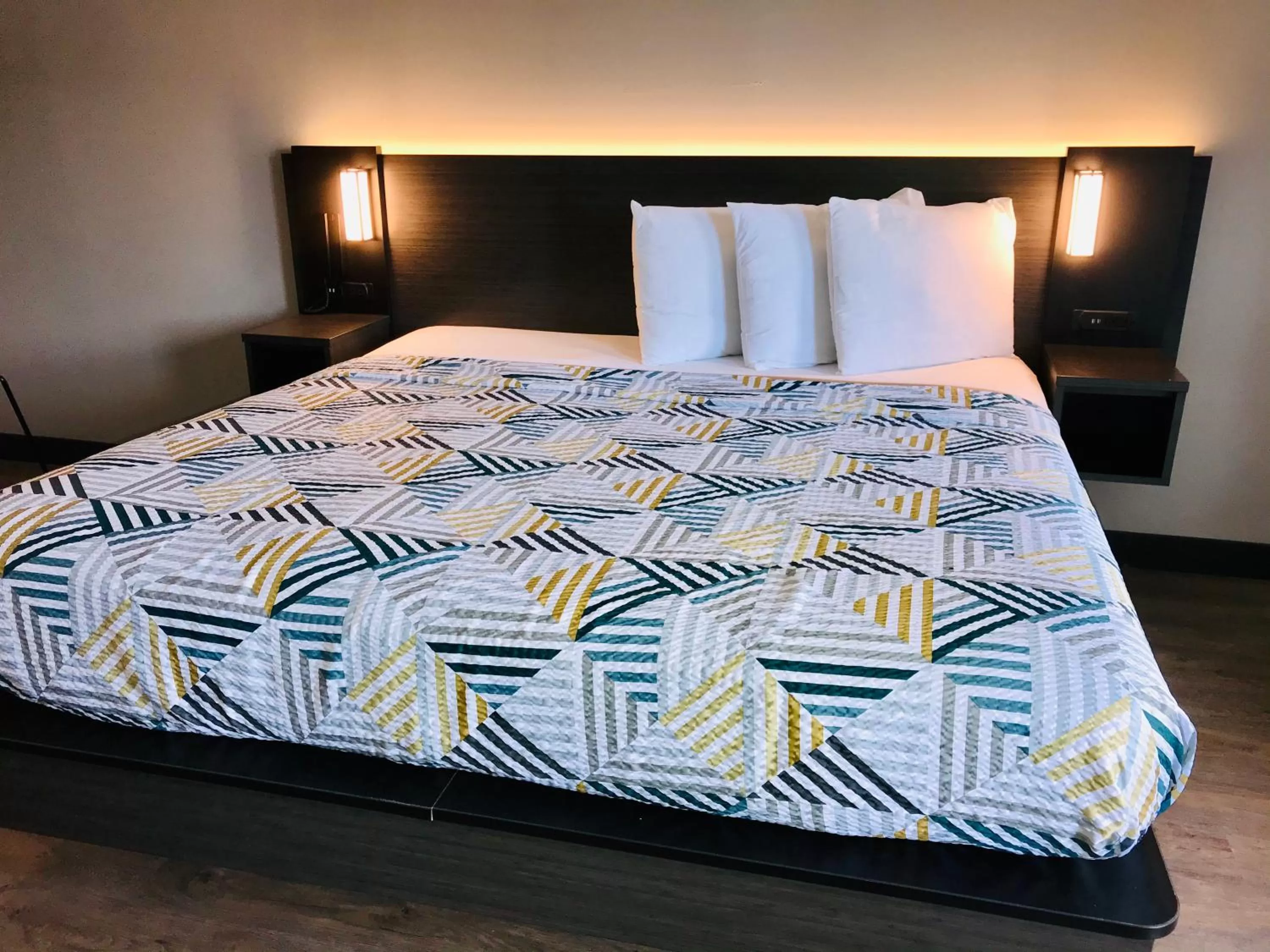 Bed in Studio 6 Dublin, Ga