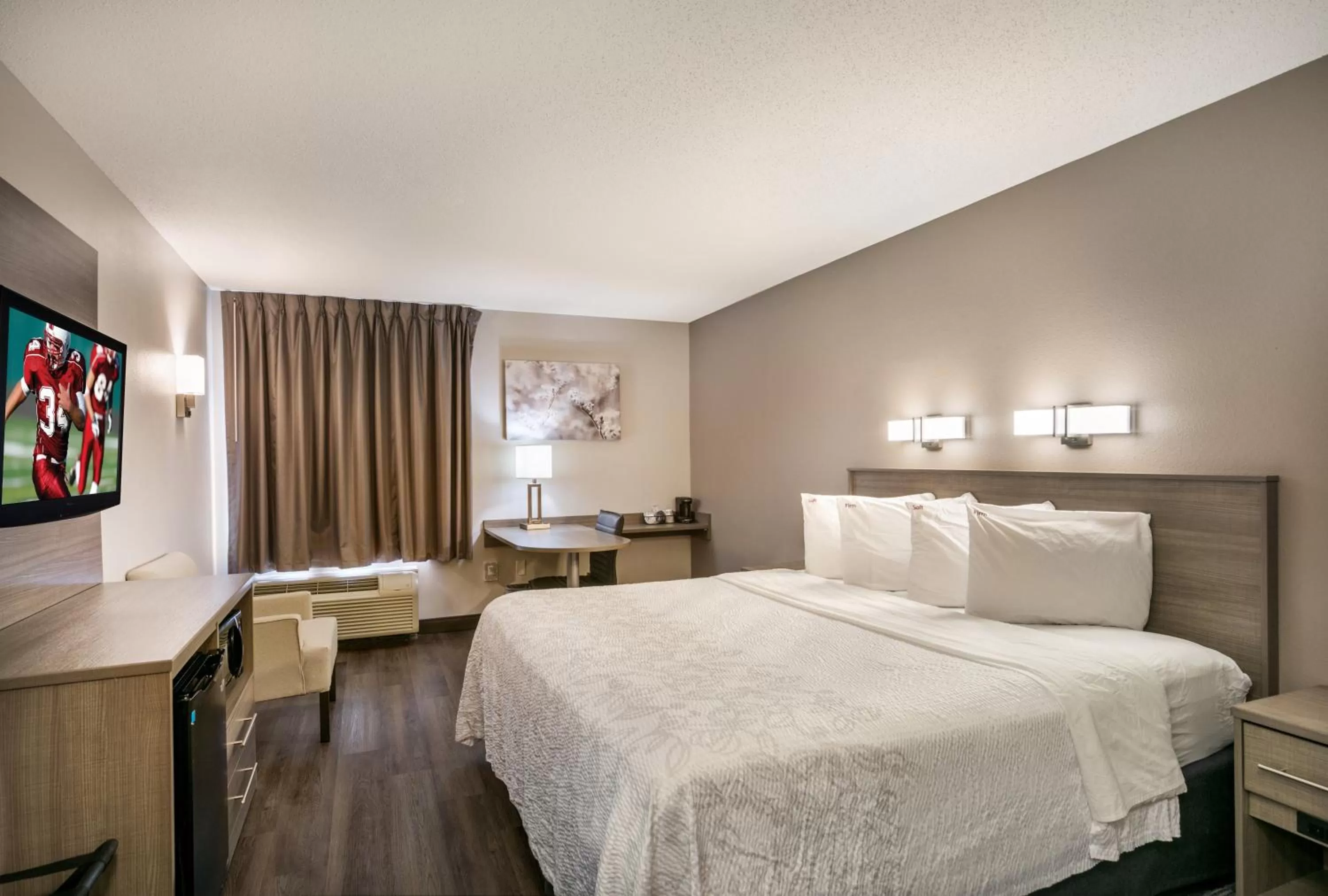 Bedroom, Bed in Red Roof Inn PLUS+ Boston - Logan