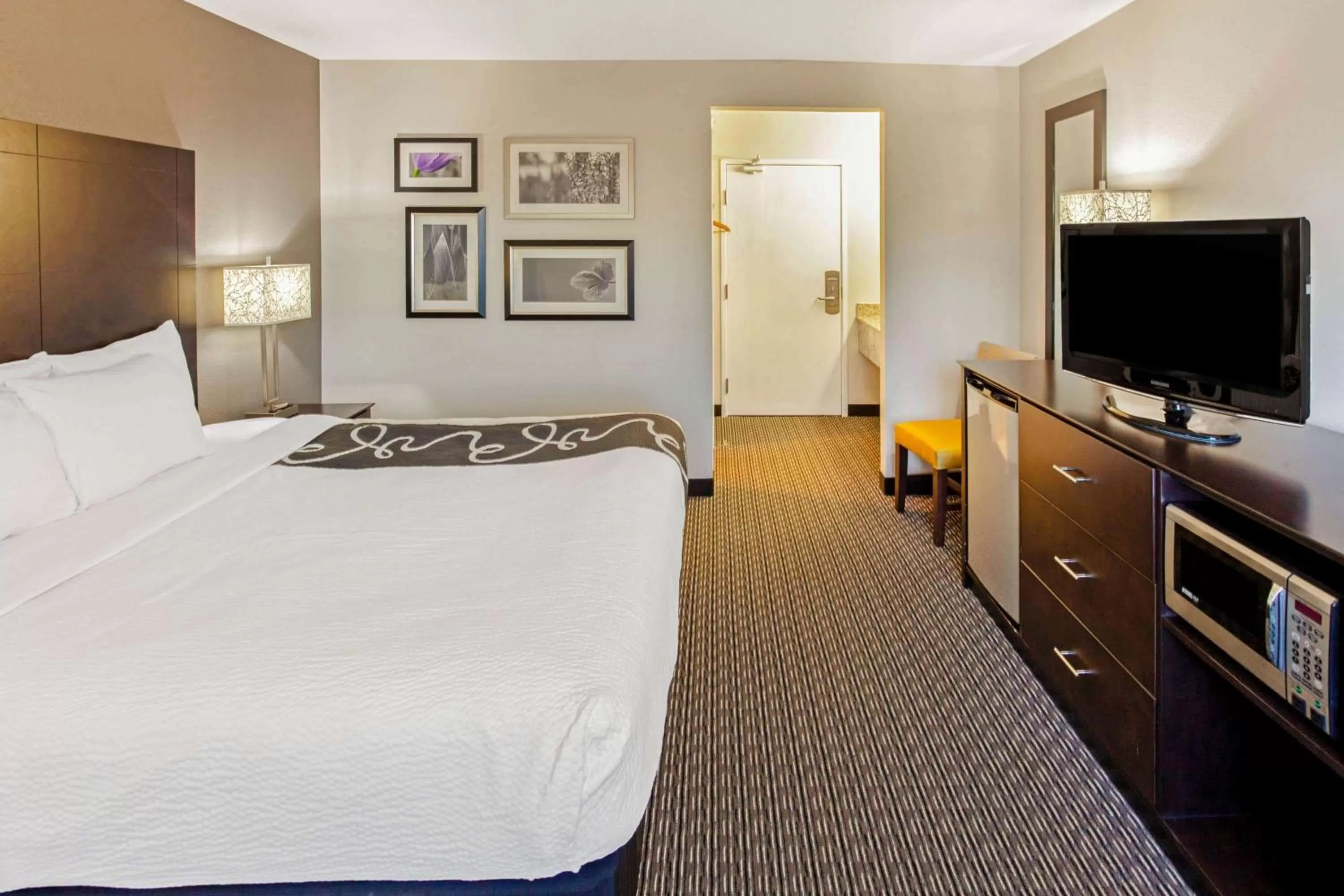 Photo of the whole room, Bed in La Quinta by Wyndham Milwaukee Delafield