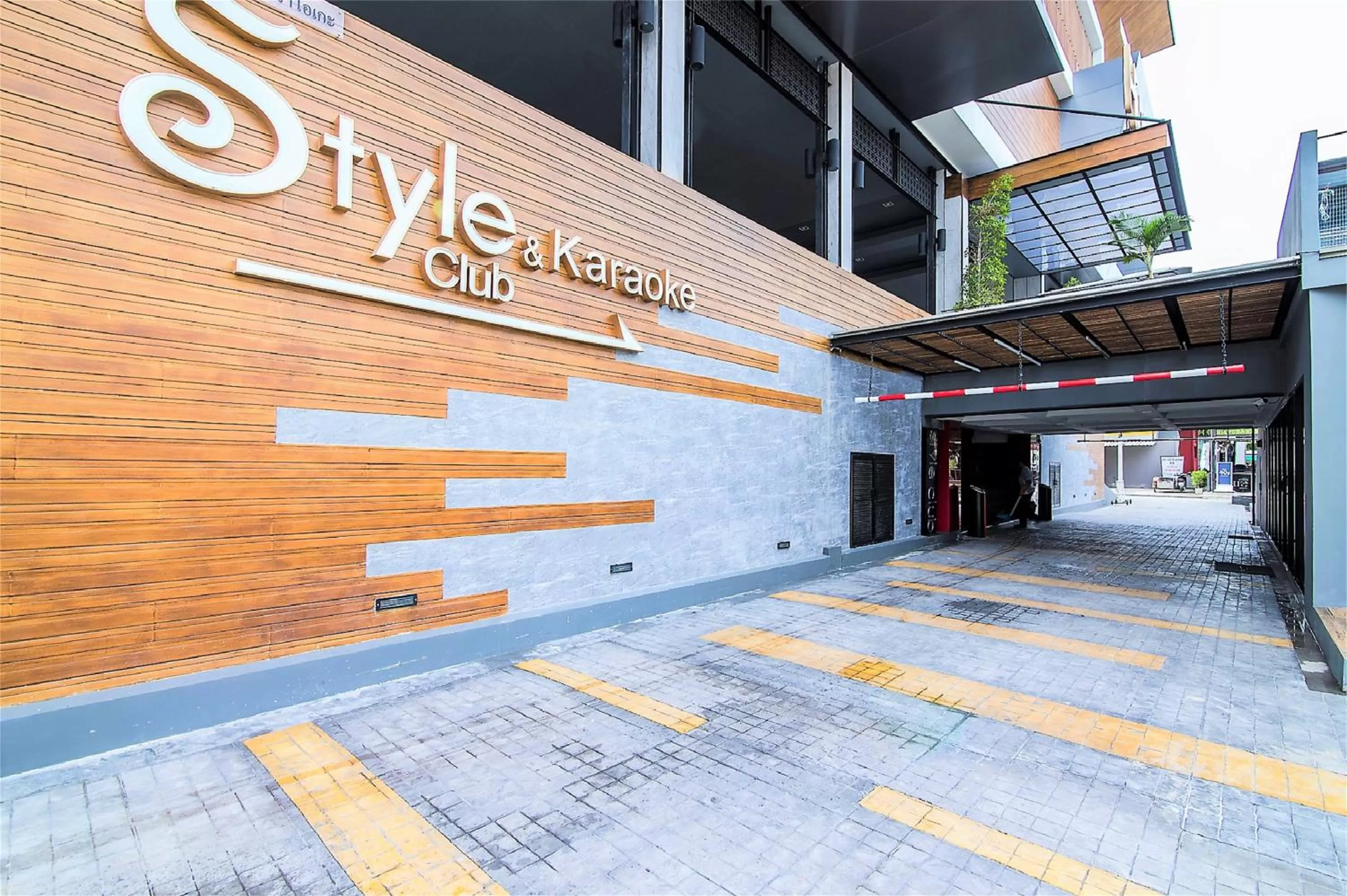 Karaoke in Soi 7 Hua Hin-Ji Ya