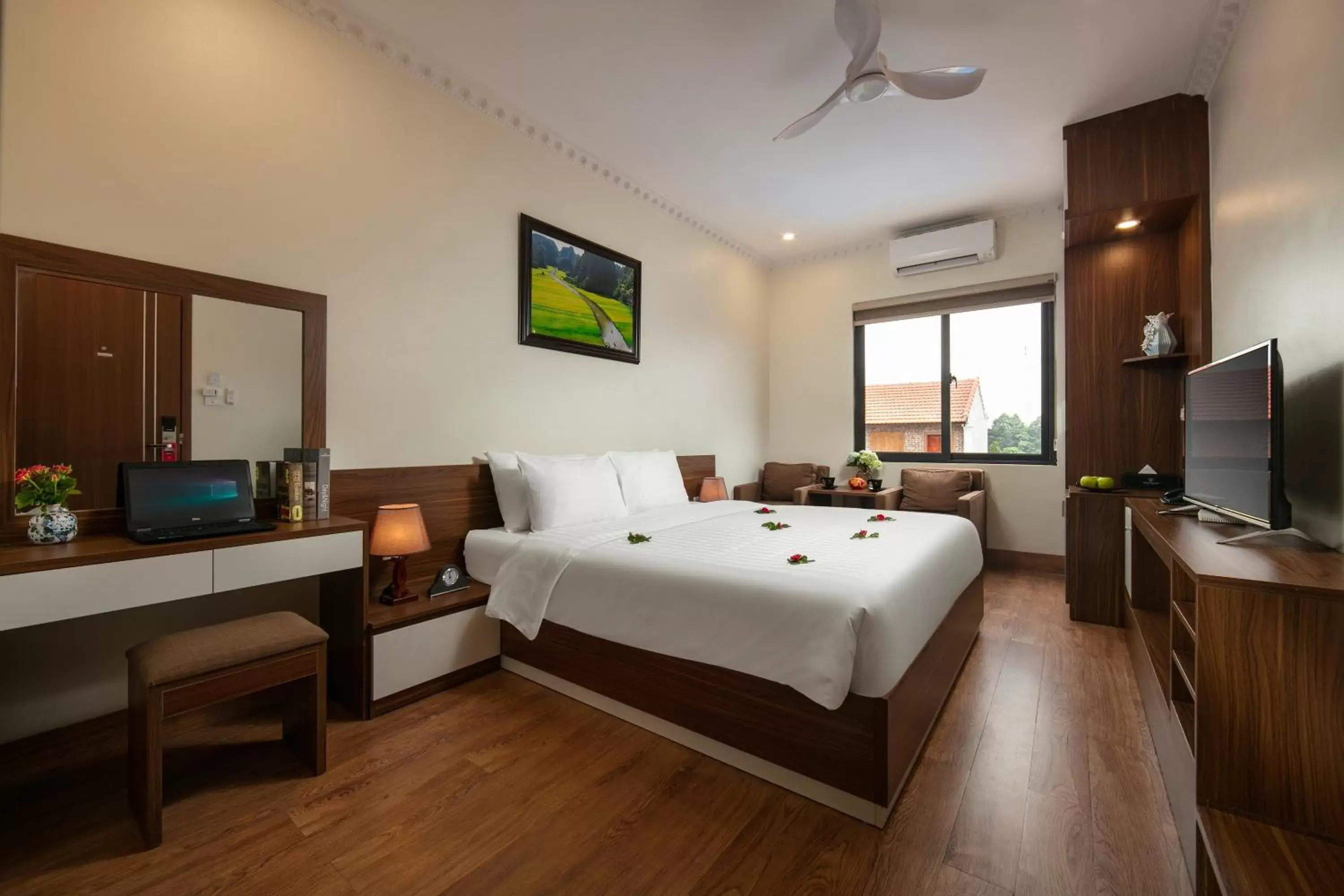 King Room with Balcony in Tam Coc Holiday Hotel & Villa King Room with Balcony in Tam Coc Holiday Hotel & Villa