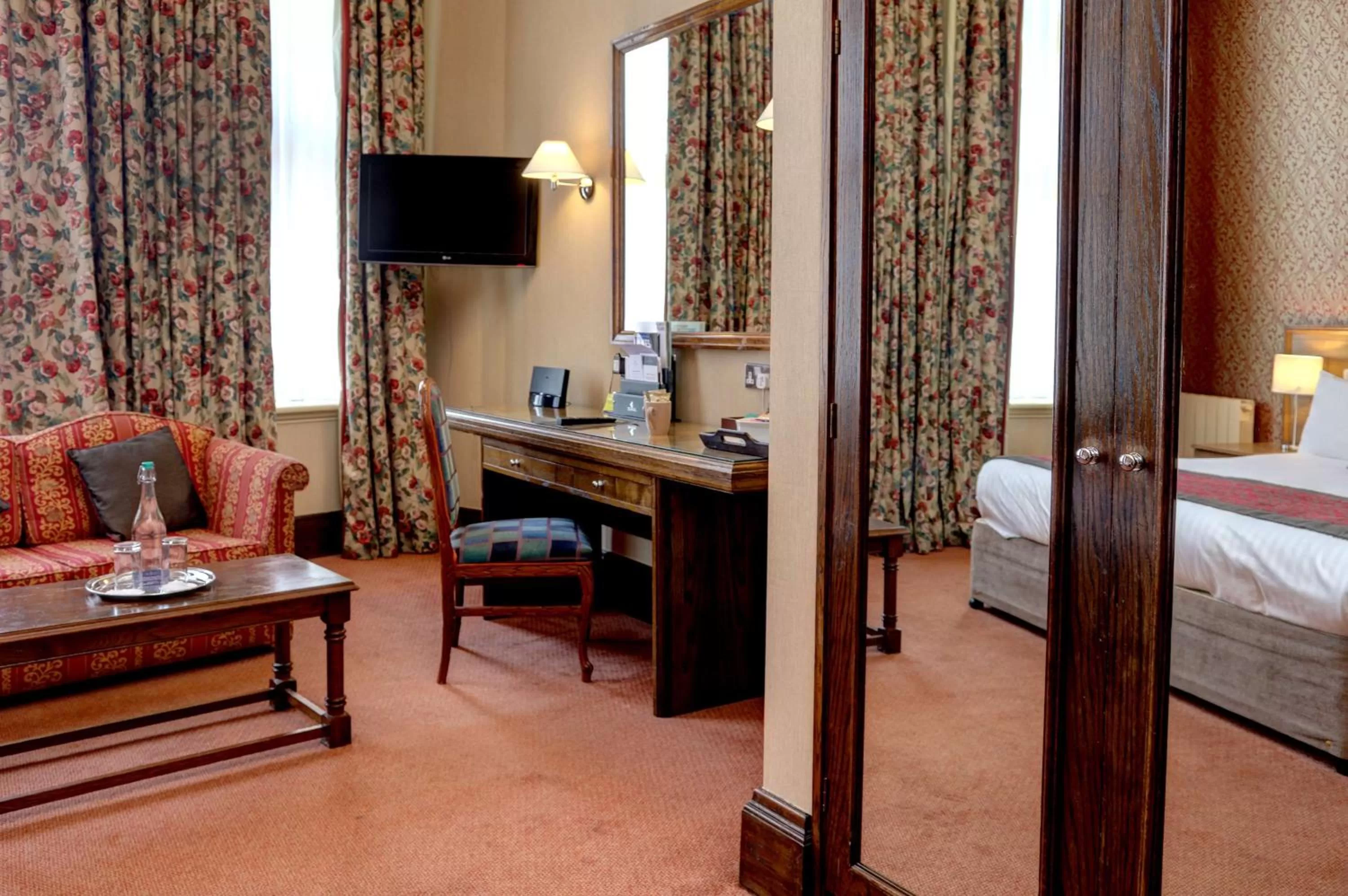 Photo of the whole room, Bed in Crown & Mitre Hotel