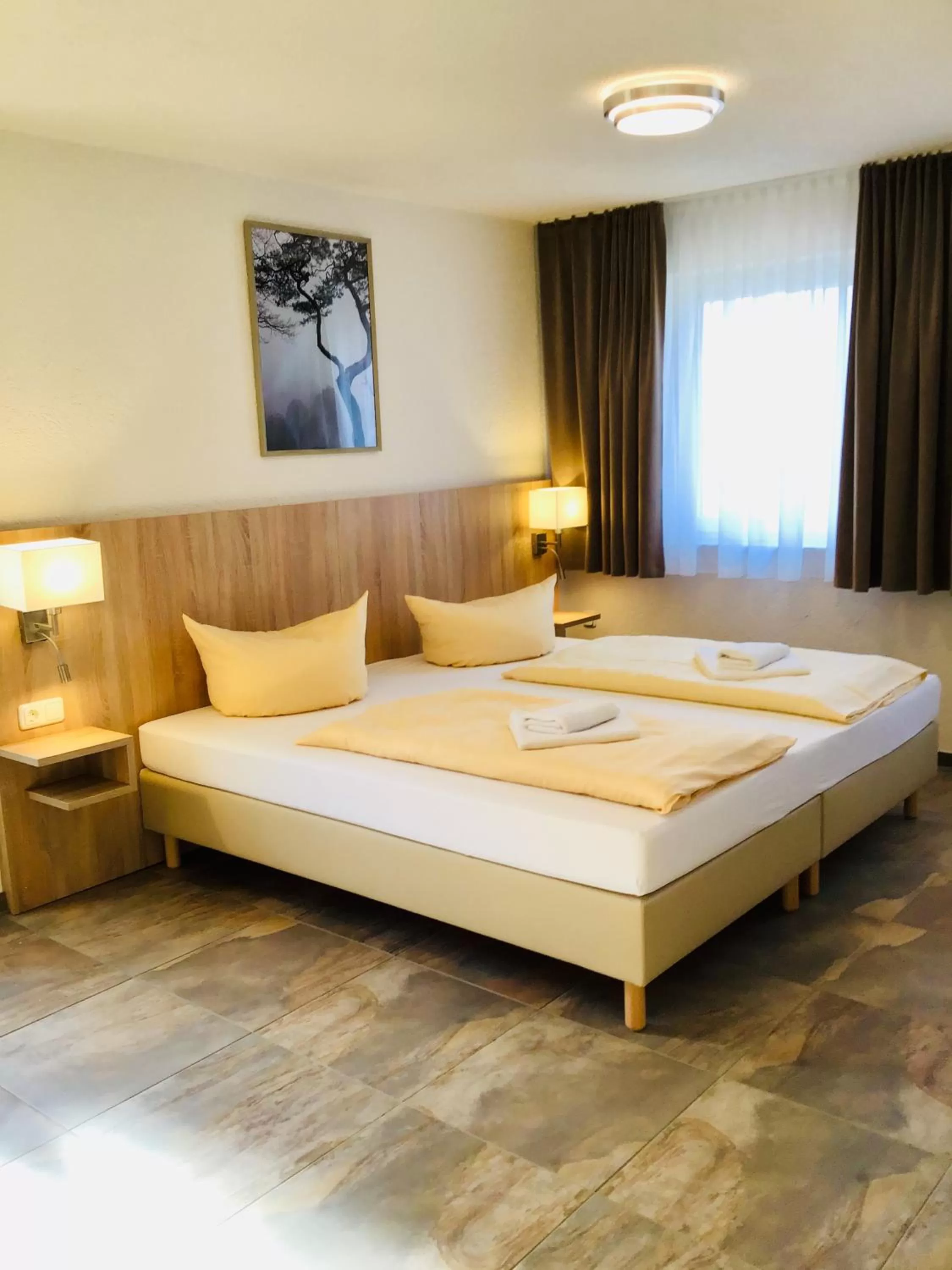 Photo of the whole room, Bed in Hotel Reichskrone