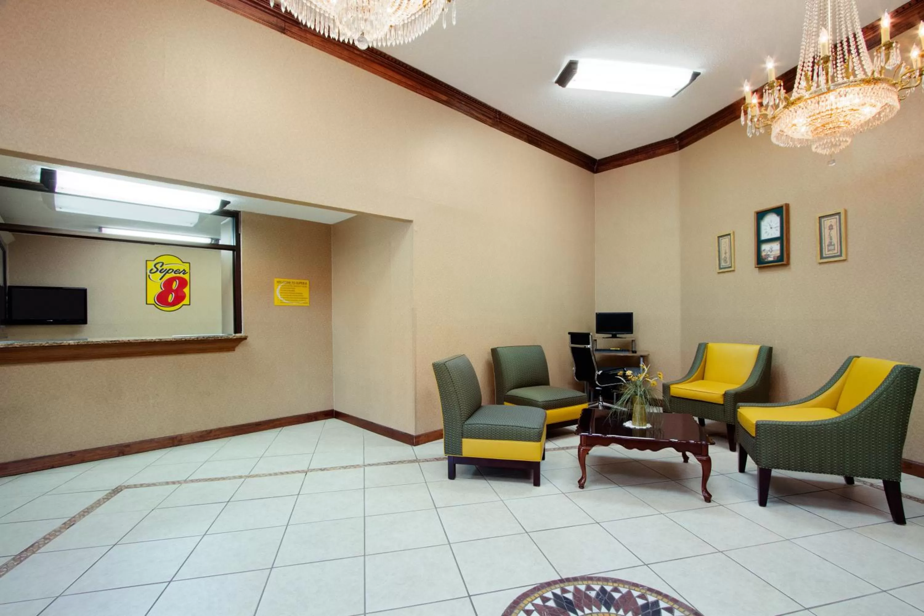 Lobby or reception in Super 8 by Wyndham Homewood Birmingham Area