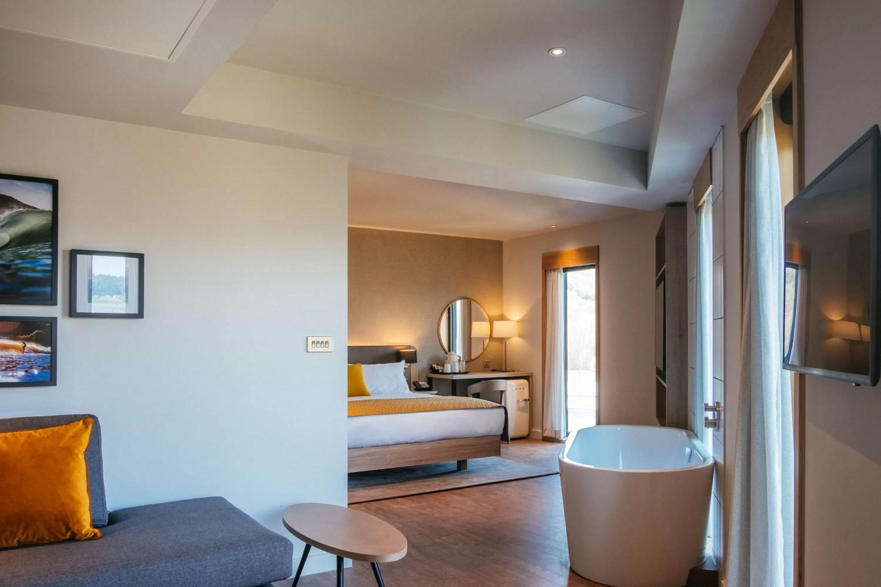 Bathroom, Bed in Hilton Garden Inn Snowdonia