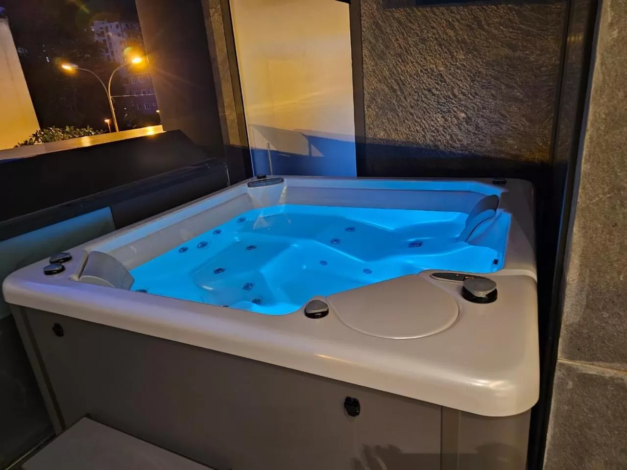 Hot Tub in PERLA Apartments