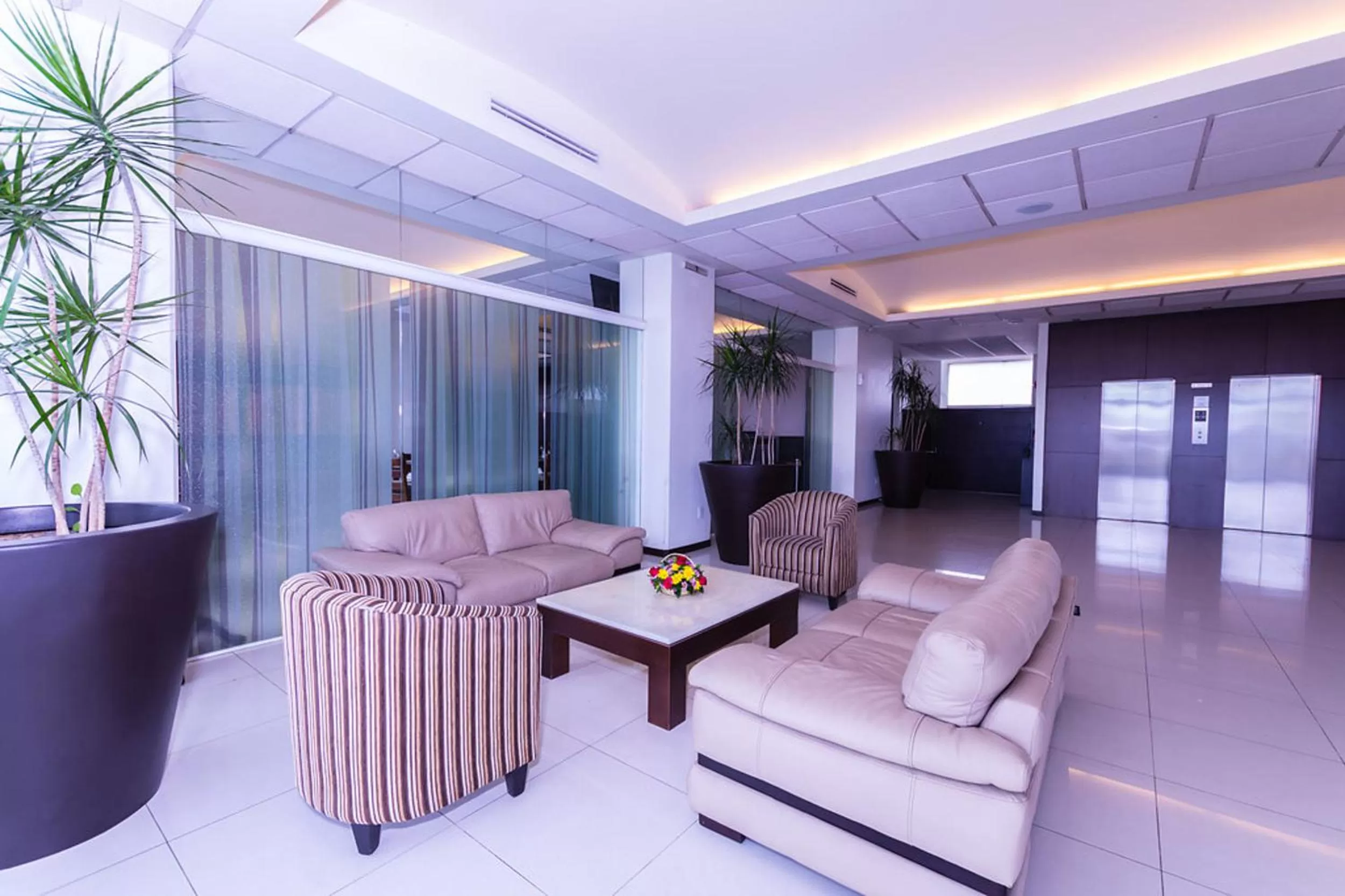 Living room in Crown Victoria Hotel