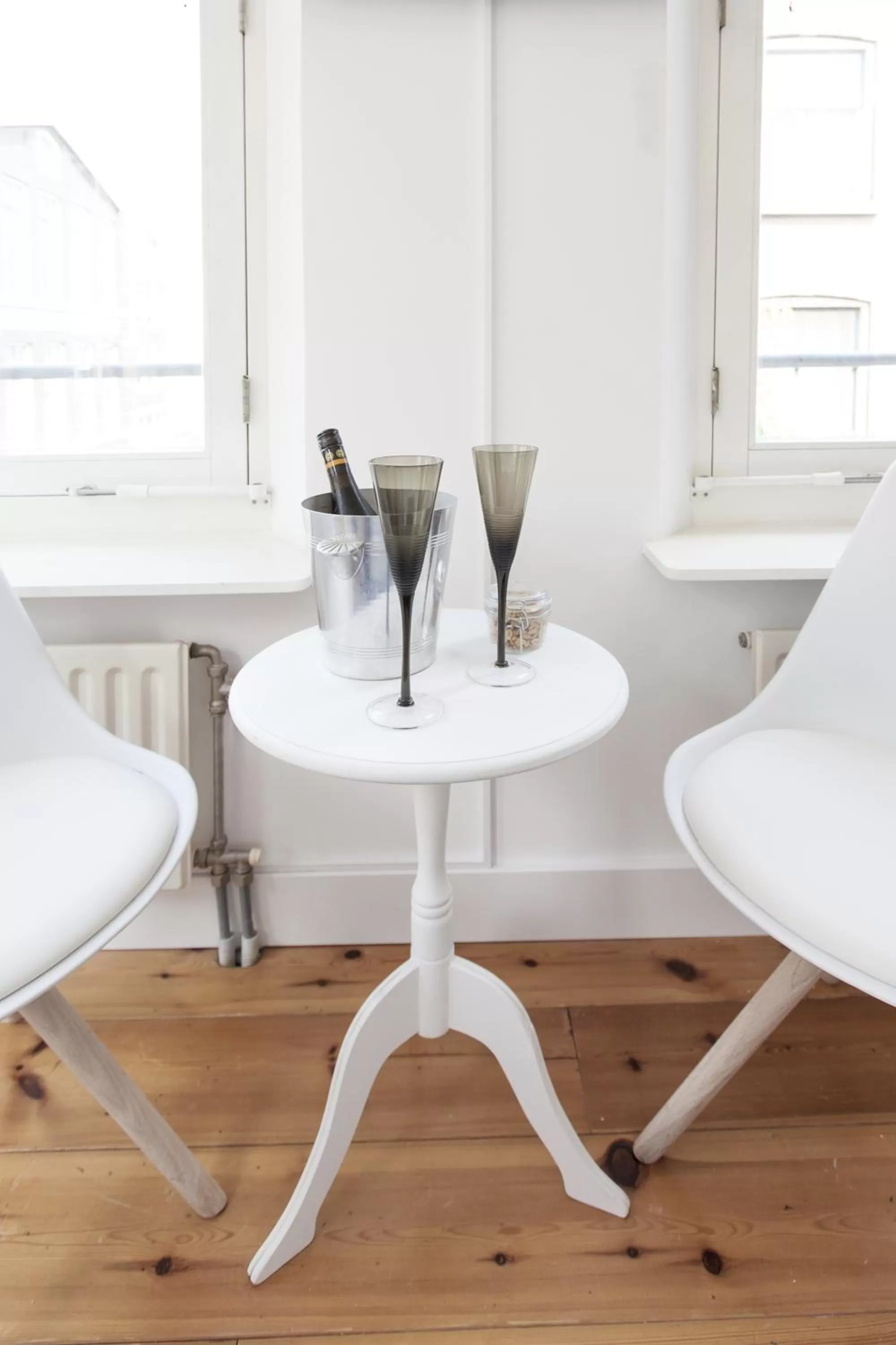 Seating area in Jordaan Suite bed and bubbles