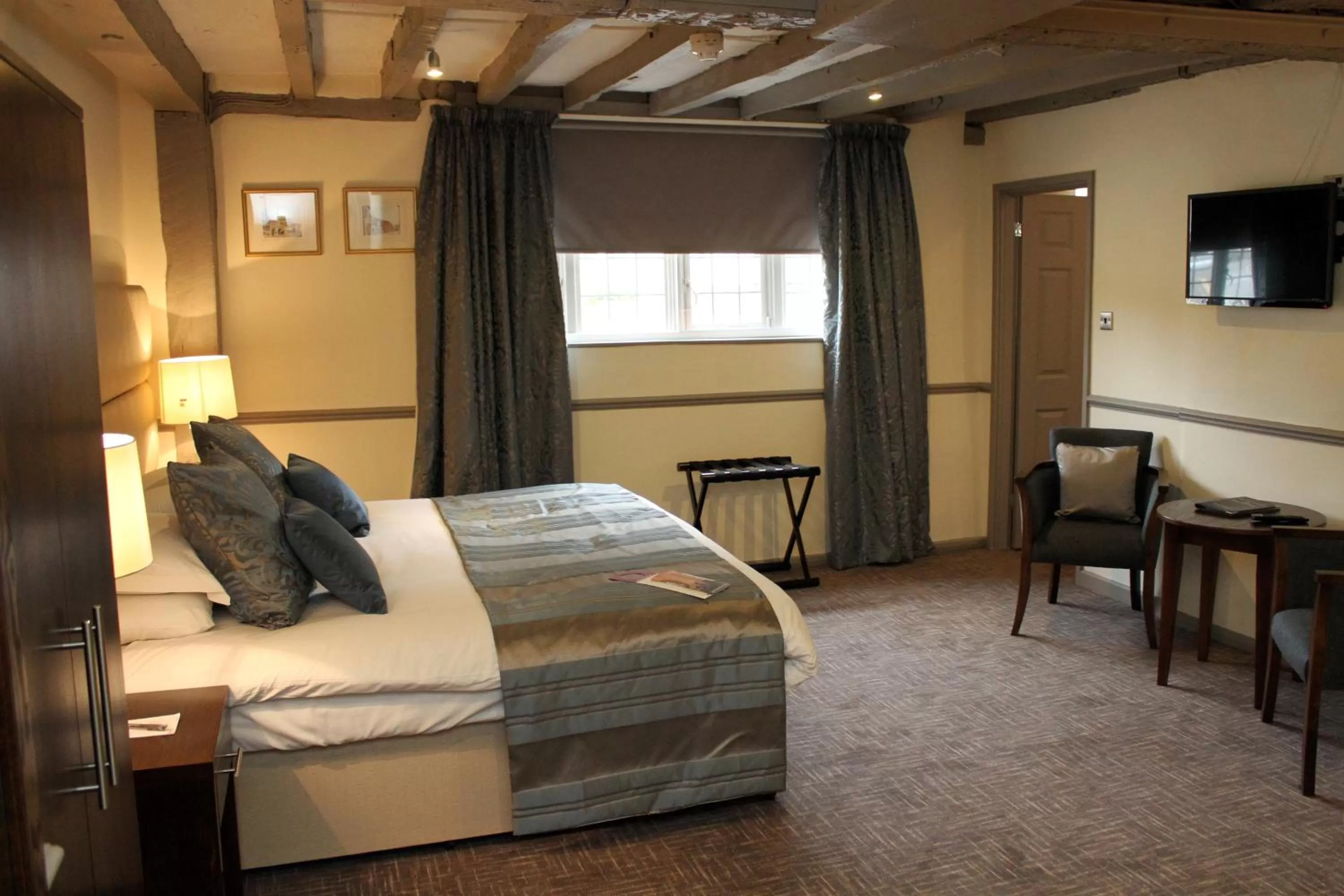 Bedroom, Bed in The Legacy Rose & Crown Hotel