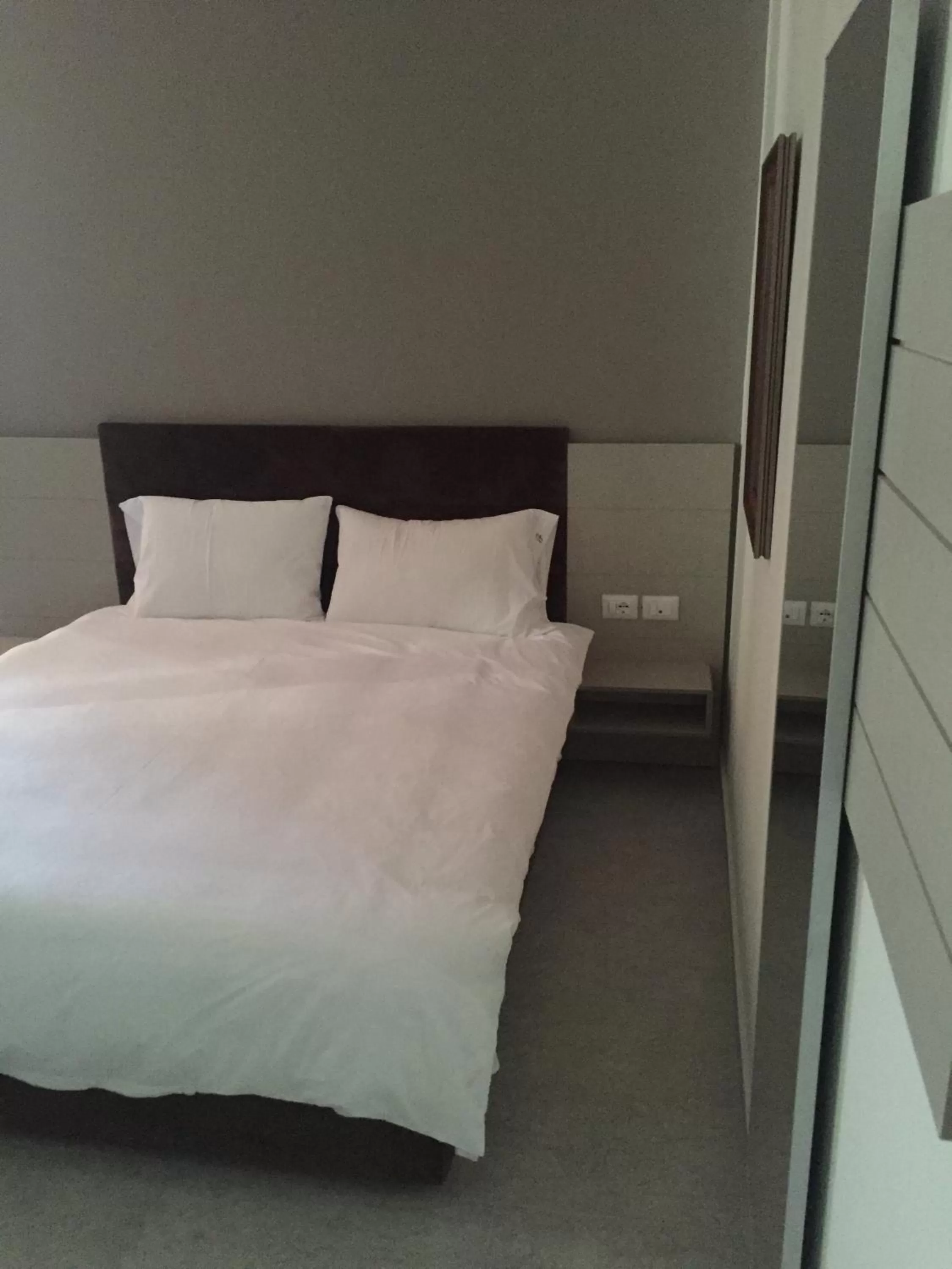 Bathroom, Bed in Fjortes Hotel