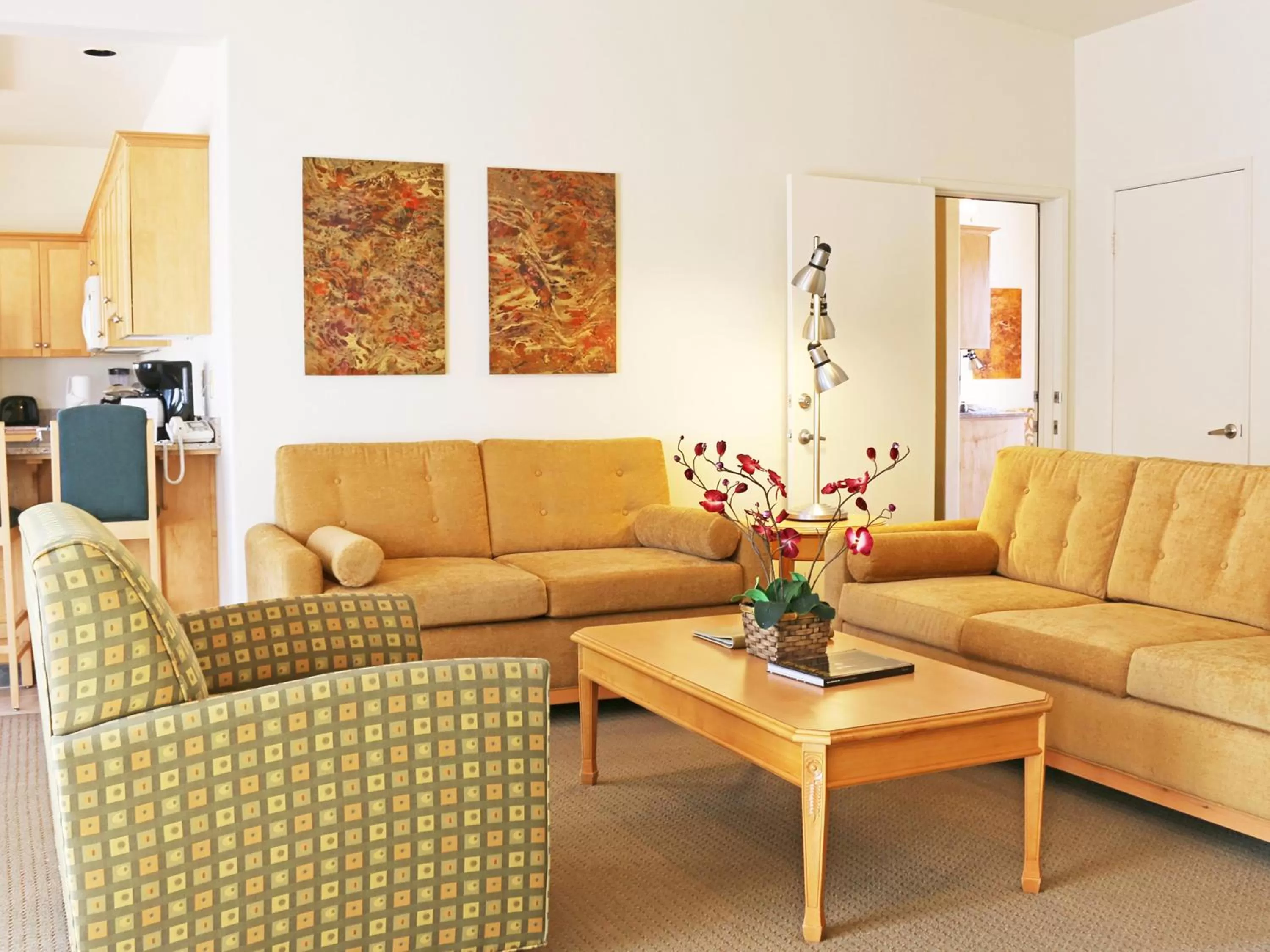 Living room in Raintree's Cimarron Golf Resort Palm Springs