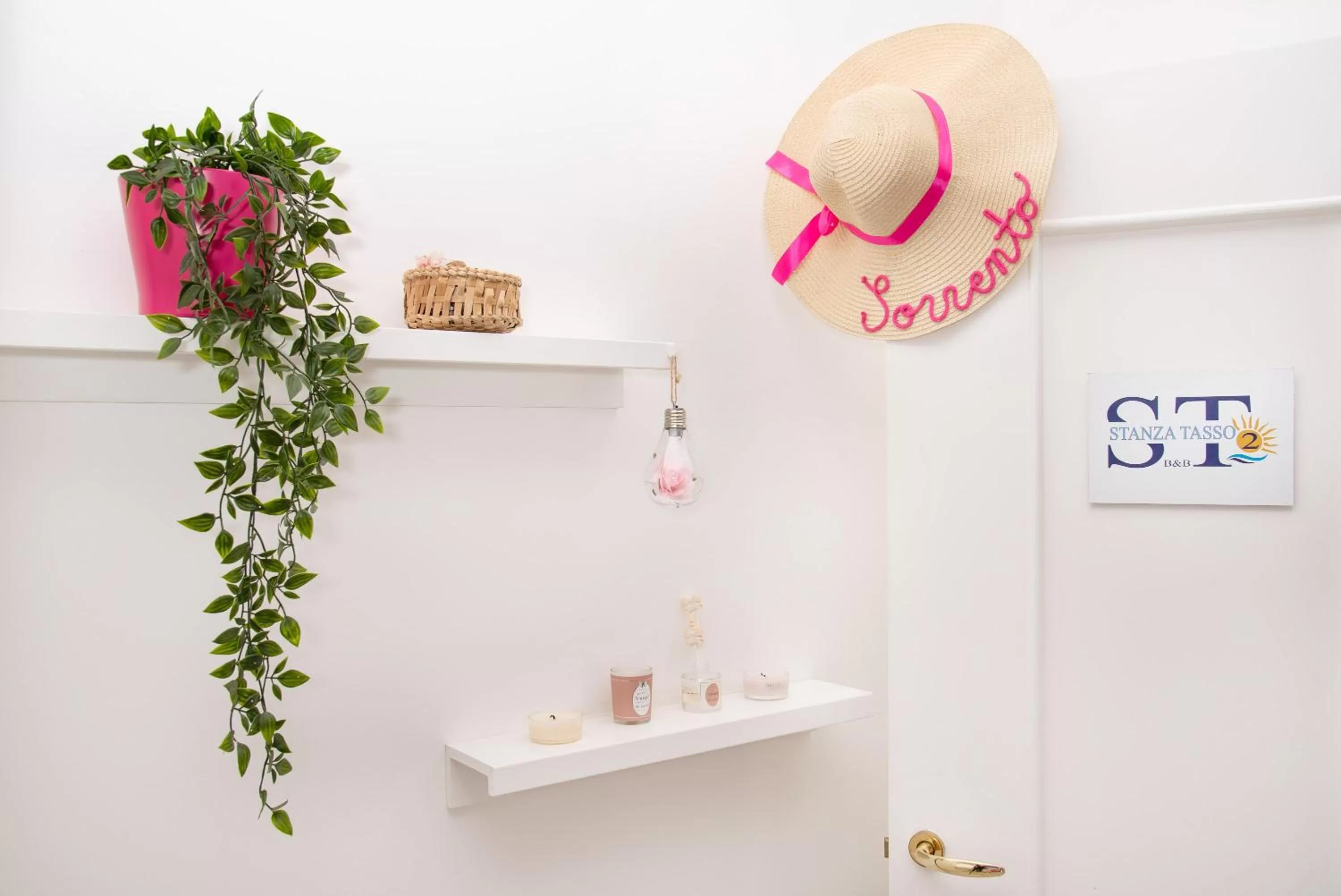 Decorative detail in Stanza Tasso - De Vivo Realty Sorrento