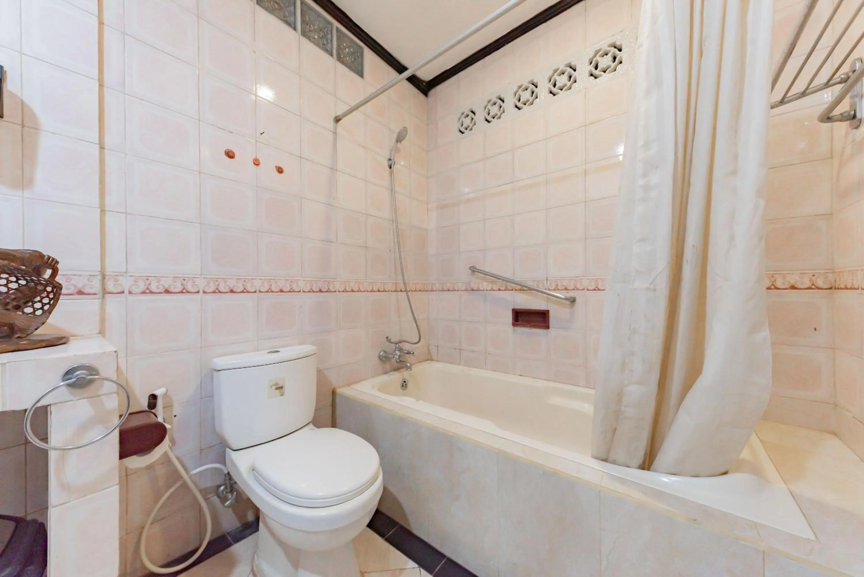 Bathroom in Urbanview De Ethnic Hotel Bandung by RedDoorz