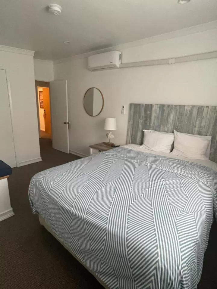 Bed in Ocean Lodge Santa Monica Beach Hotel