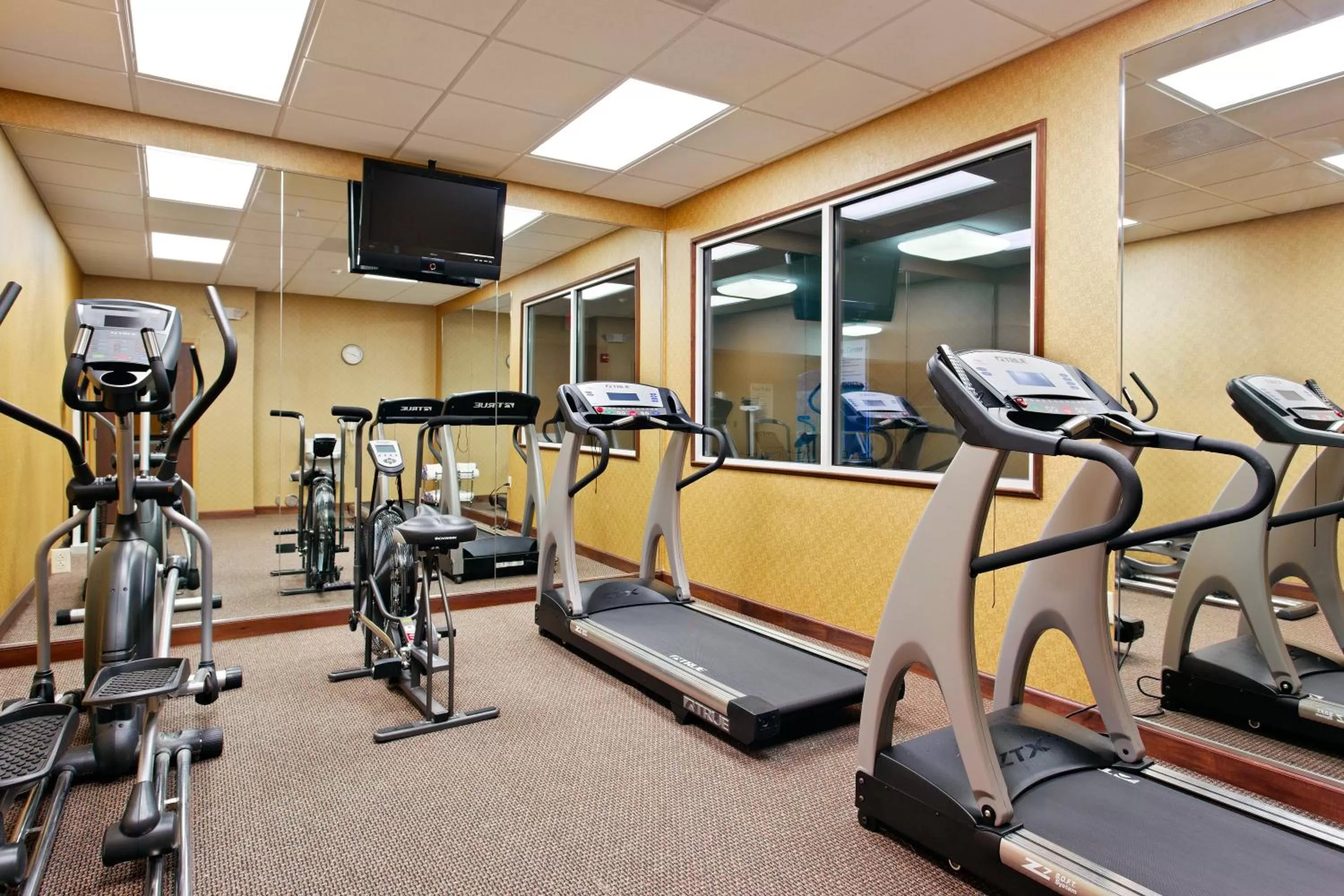 Fitness centre/facilities in Holiday Inn Express & Suites Malvern by IHG
