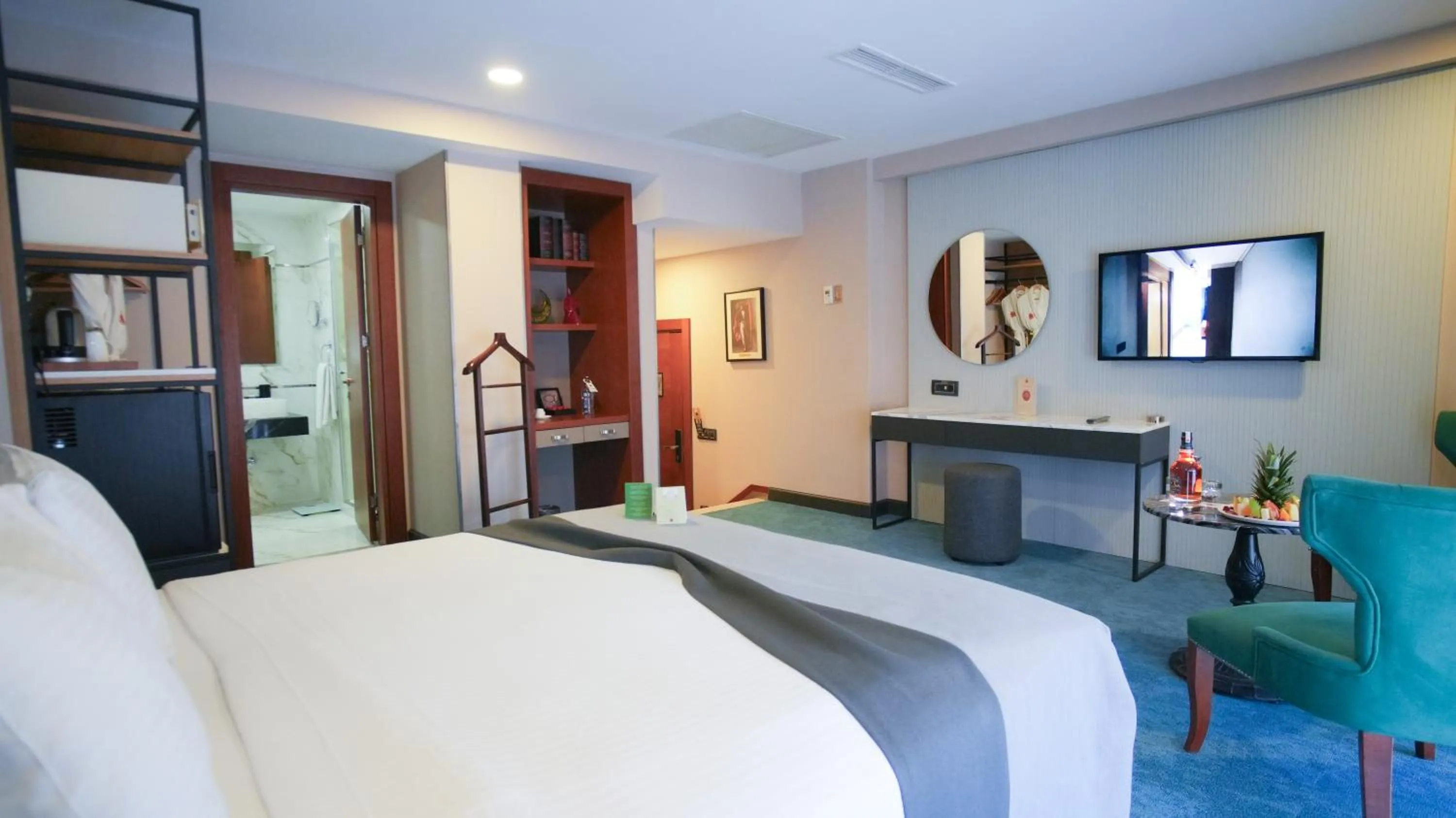 Toilet, Bed in Dosso Dossi Hotels Old City